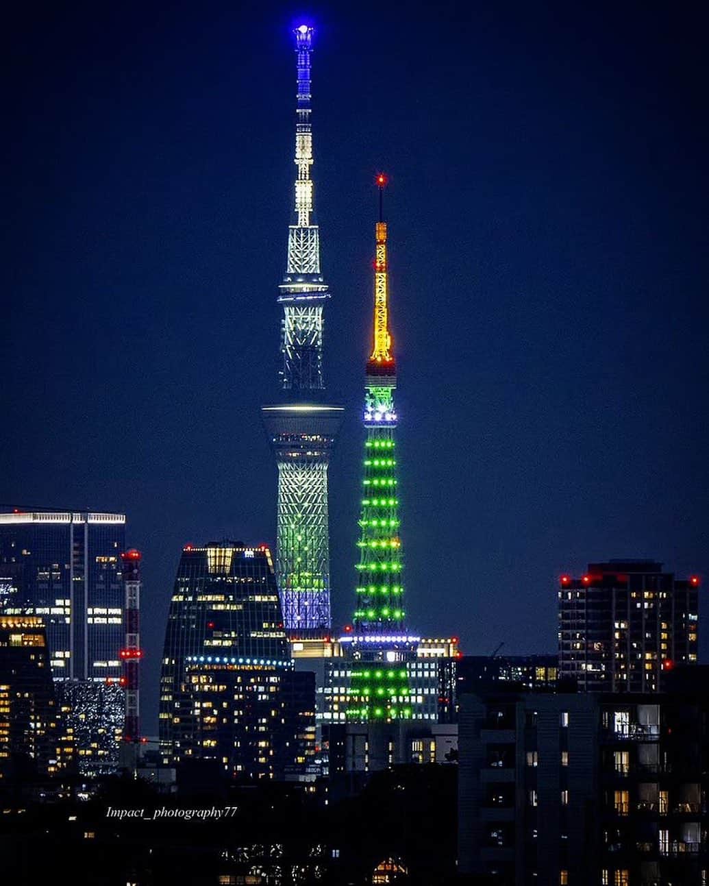 東京タワーのインスタグラム：「. 10月16日（月） 東京タワー🗼がグリーンリボンデーの スペシャルライトアップを点灯していた夜、   偶然ですが、東京スカイツリーも、 別のテーマでグリーンに点灯されていたようです✨   そんな「偶然同色コラボ」の瞬間を捉えたレアな一枚を Your Tokyo Towerからご紹介！   @impact_photography77 さん 素敵なお写真をありがとうございました😊  ———————————  【 お知らせ 】  ■ Your Tokyo Tower 🗼  # your_tokyotowerで あなたの東京タワーをリポスト！  @tokyotower_official の タグ付けをしてくれると見つけやすいよ！  皆様からの投稿 どしどしお待ちしております！  ■ 公式LINE  東京タワー公式LINEでは 東京タワーのイベント情報を お届けしています！  詳細はプロフィールにあるリンクから↓ @tokyotower_official  ———————————  #東京タワー #東京タワー🗼  #tokyotower #tokyotower🗼  #スカイツリー #skytree  #グリーン #green」