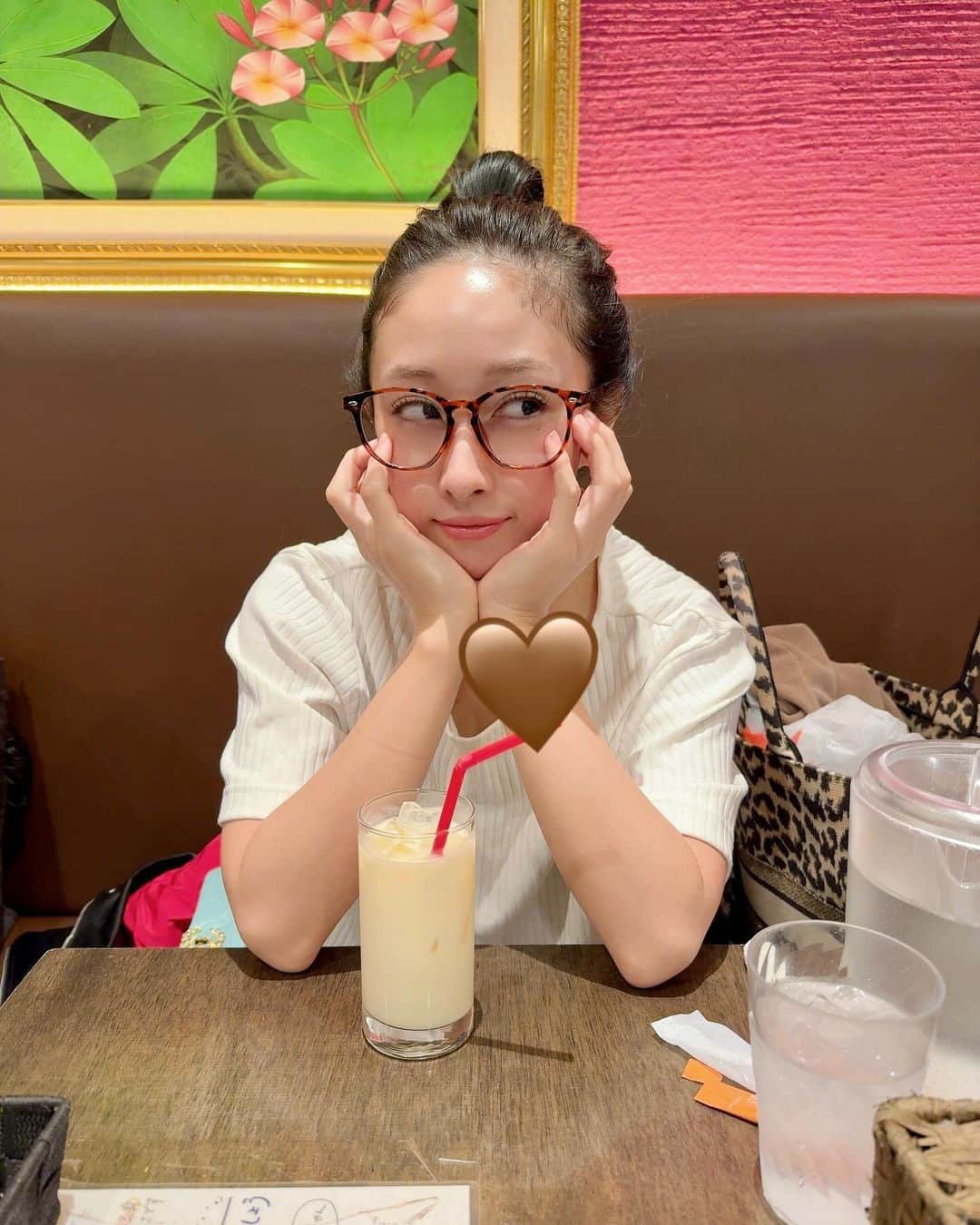 のインスタグラム：「北海道の滞在時間２４時間も無い、笑 ひたすら食べる旅 夜中にラーメン食べたい私vs絶対食べたくない友達🍜」