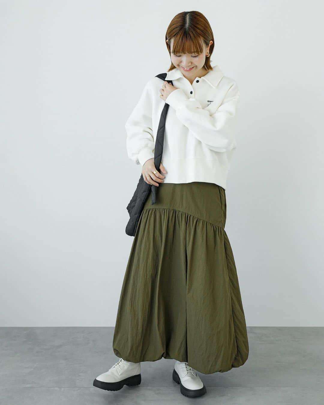 のインスタグラム：「【Recommend Item】 ⁡ ボリュームのあるバルーンシルエットが旬な印象のスカート。 ⁡ シャカシャカとしたワッシャー感とハリのある軽い素材を使用しており、カジュアルからきれいめコーデまで幅広く活躍するアイテム。 ⁡ 曲線を描く後ろ下がりのギャザーデザインがさりげないポイントです。 ⁡  ------------------------------------------  #skirt ¥6,490(tax incl.) _No.1506265 off-white/khaki/black ⁡ ------------------------------------------  ⁡ ※商品画像は、撮影環境やご利用のPC・スマートフォンのモニター環境などにより実物と色味に差異がある場合がございます。 ⁡ ⁡ #lugnoncure #ルノンキュール #オフコーデ #キレイめカジュアル #オフスタイル #休日コーデ #大人カジュアル #カジュアルコーデ #バルーンスカート #スカート #トレンド #2023aw #canshopig #fashion」