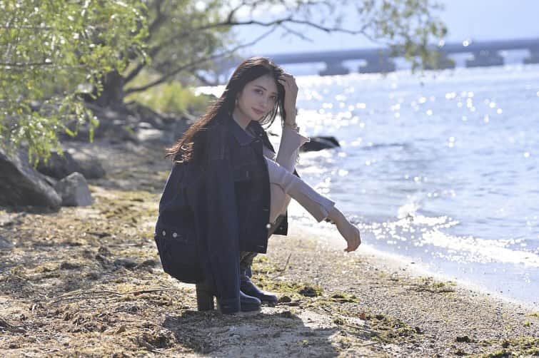 塩崎莉乃のインスタグラム：「. ちょっと最近花粉やばくない！？笑 滋賀県特にすごかったヨ . 今まで花粉症と無縁やと思っててんけどアレルギー検査したらおもっきり花粉症やったし🤧 . むしろ卵アレルギー治っててんけど。笑 . そんなこともあるんだね〜 . . . . . . . . . . #ポートレート」