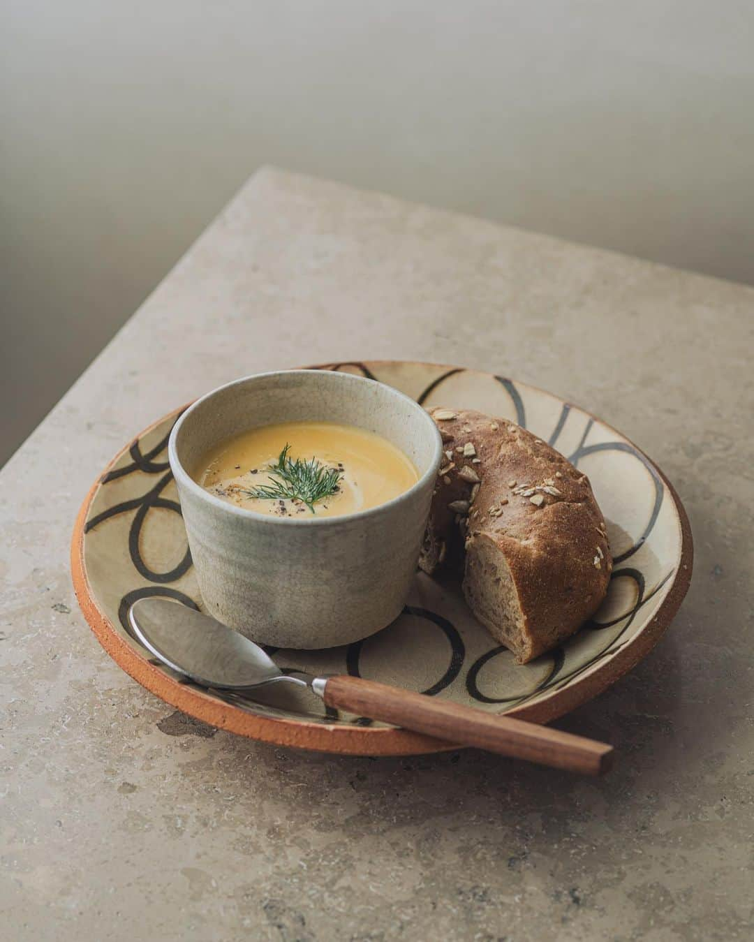 Nanaさんのインスタグラム写真 - (NanaInstagram)「butternut squash soup  先月取り寄せた自然栽培の野菜セットとともに 届けてもらったバターナッツかぼちゃを ポタージュに。 3枚目は盛り付けを変えて。 morethan bakeryのベーグルと。  ボウルはいつもの #阿久津雅土 さんのもの。  #stilllifephotography #テーブルフォト #写真で紡ぐ暮らしの時間 #themomentofslowliving #sonya7iv #バターナッツかぼちゃ  #静物写真 #静物撮影 #フードフォト #うつわのある暮らし」10月24日 18時13分 - necozalenky_life