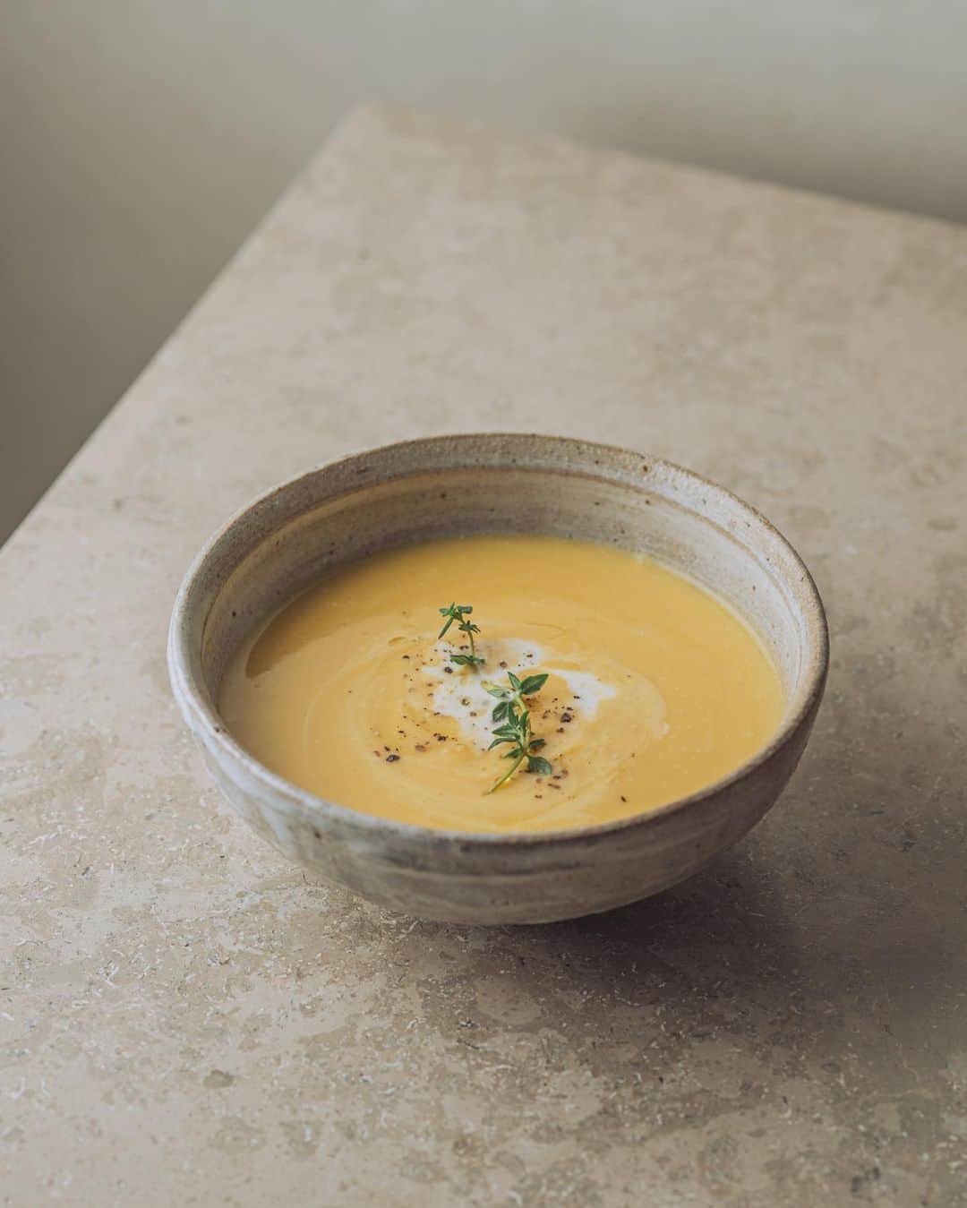 Nanaさんのインスタグラム写真 - (NanaInstagram)「butternut squash soup  先月取り寄せた自然栽培の野菜セットとともに 届けてもらったバターナッツかぼちゃを ポタージュに。 3枚目は盛り付けを変えて。 morethan bakeryのベーグルと。  ボウルはいつもの #阿久津雅土 さんのもの。  #stilllifephotography #テーブルフォト #写真で紡ぐ暮らしの時間 #themomentofslowliving #sonya7iv #バターナッツかぼちゃ  #静物写真 #静物撮影 #フードフォト #うつわのある暮らし」10月24日 18時13分 - necozalenky_life