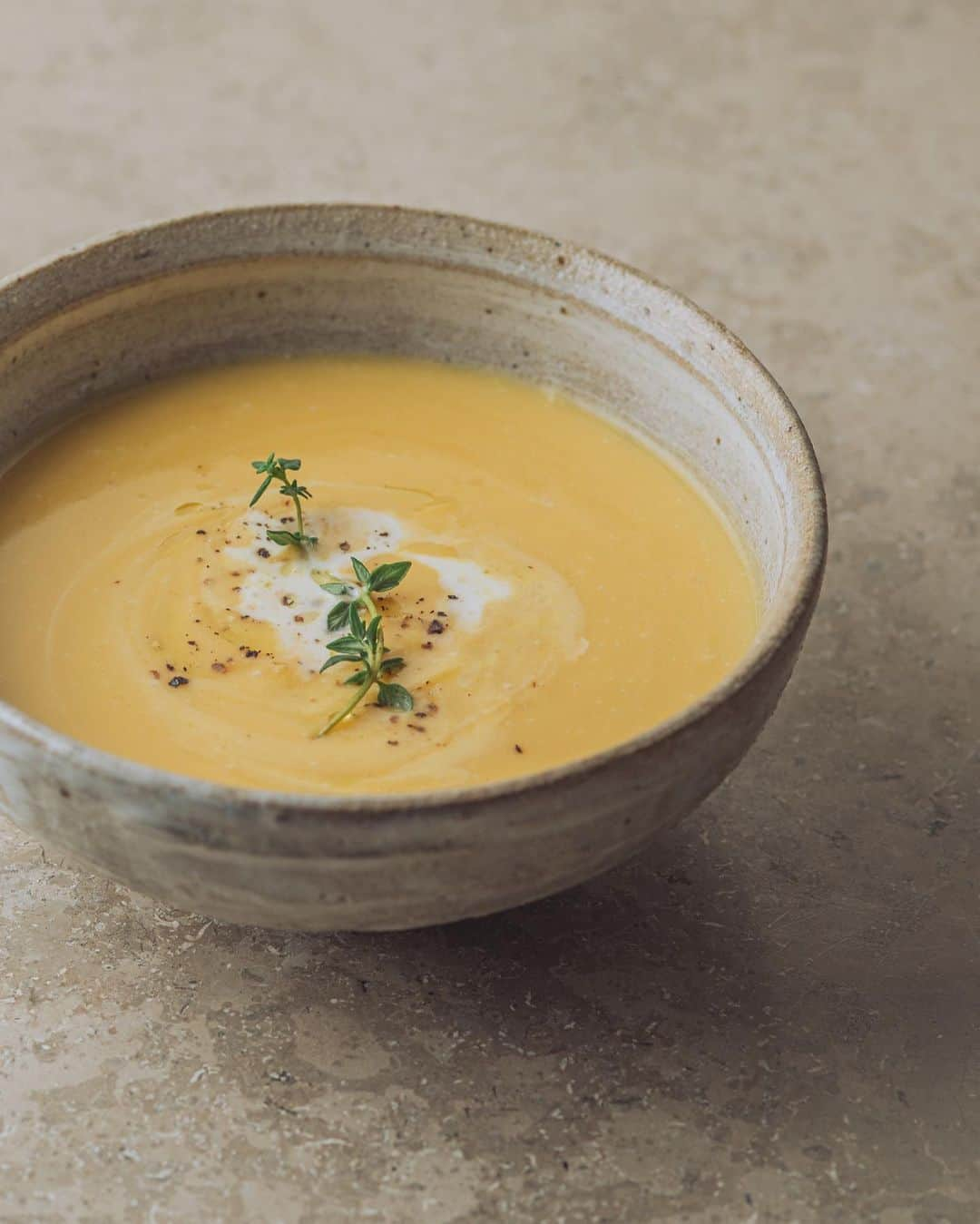 Nanaのインスタグラム：「butternut squash soup  先月取り寄せた自然栽培の野菜セットとともに 届けてもらったバターナッツかぼちゃを ポタージュに。 3枚目は盛り付けを変えて。 morethan bakeryのベーグルと。  ボウルはいつもの #阿久津雅土 さんのもの。  #stilllifephotography #テーブルフォト #写真で紡ぐ暮らしの時間 #themomentofslowliving #sonya7iv #バターナッツかぼちゃ  #静物写真 #静物撮影 #フードフォト #うつわのある暮らし」