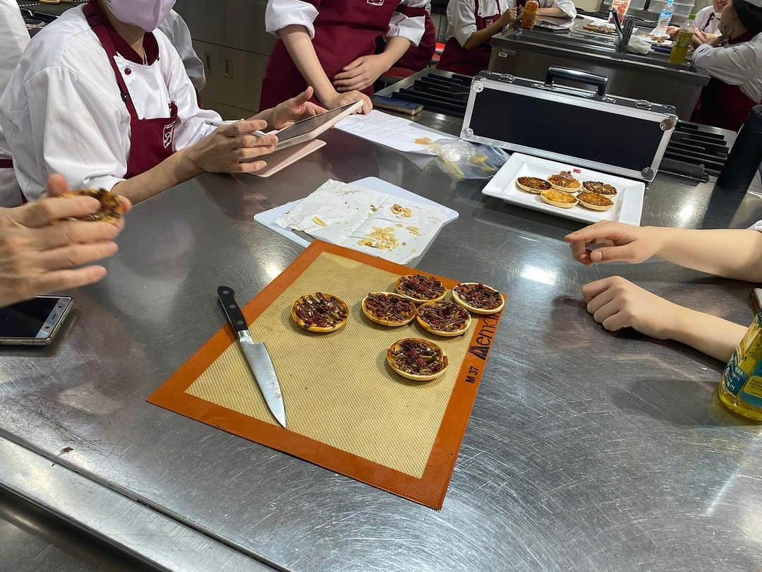 赤堀製菓専門学校のインスタグラム：「今日は1年生のみなさんがフロランタン大会をやりました❣️作戦会議から買い出し、そして製品まで競いました！どのチームが勝つでしょうか、楽しみです♪ #赤堀製菓専門学校 #パティシエ #パティシエ科 #パティシエ実践科 #専門学校 #進路 #お菓子作り #専門学生 #製菓実習 #製菓専門学校 #専門学生の日常#プロを目指す #製菓 #将来の夢 #パティシエの卵 #お菓子作り好きな人と繋がりたい #スイーツ好きな人と繋がりたい#楽しい学校 #製菓学生 #お菓子作り記録 #ケーキ屋さん #パティシエカメラ部 #スイーツ作り #ウェディングケーキ#フロランタン」