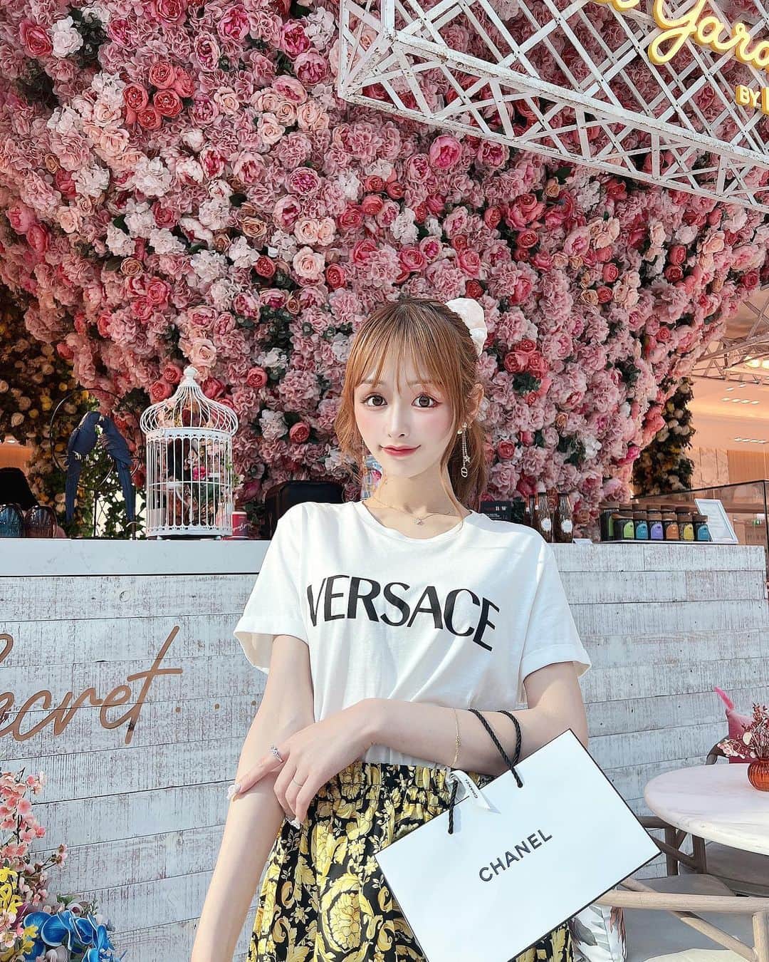 のインスタグラム：「お花畑のカフェ☕️♡  枯れちゃうと悲しいから枯れないお花が好きです🫶🏻 お家に飾ってるやつも全部枯れないタイプの🙆‍♀️♡」