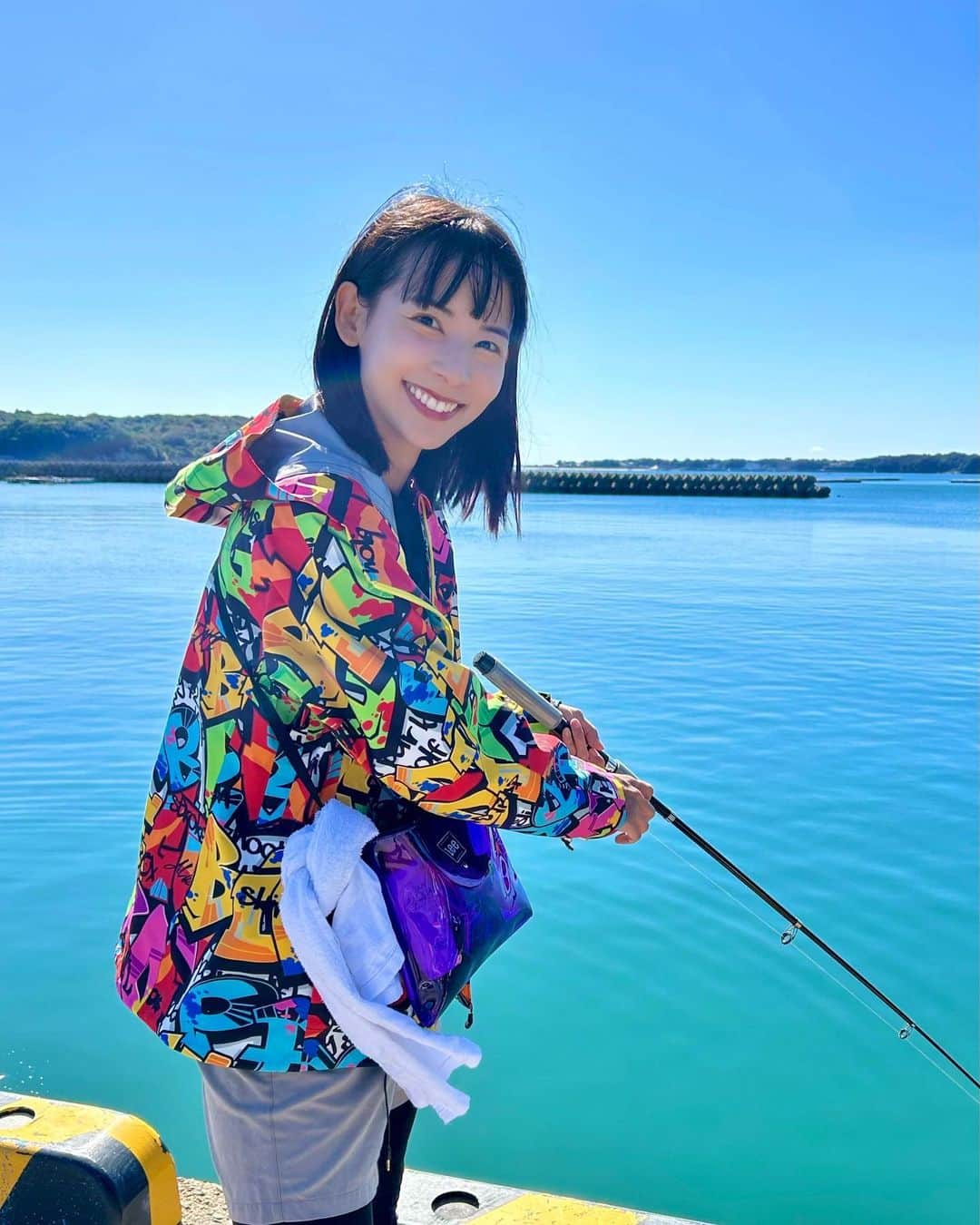 阪本智子さんのインスタグラム写真 - (阪本智子Instagram)「🎣♡  【WOE(うお)プロジェクト2023イン鳥羽】  参加された皆さんありがとうございました😊🩷  私は親子釣り教室の講師とMCをさせていただきました！  釣りが初めての子供たちが、 最初はエサのムシも触れなかったのに🖐️ ツンツンするところから始めて、自分で針につけ、 魚を釣るところまで出来たことに感動🥹！  そして、釣りたての小アジを自分で炭で焼いて食べる！ "おいしー！"という子供達にほっこりしました☺️  とっても良い経験になったんじゃないかなと思います🧡  こういったイベントは今後全国でやっていきたいなと思っています！ #町おこし したい！という方ぜひお声がけください😆  今回ご協力、ご協賛いただきました多くの企業様 ありがとうございました😊✨  タグ付けしておくので皆さん見に行ってみてくださいね♪  #親子釣り #釣り教室 #サビキ釣り #阪本智子」10月24日 18時08分 - tomoko_sakamoto423