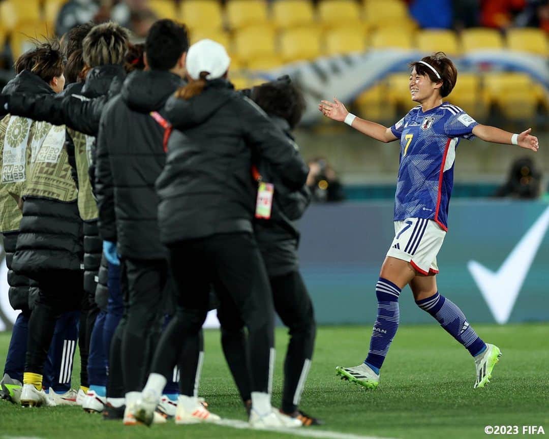 日本サッカー協会さんのインスタグラム写真 - (日本サッカー協会Instagram)「. なでしこジャパンの笑顔と仲間🇯🇵✨ いつも心にリスペクト⚽️💙  FIFA女子 #ワールドカップ での戦いを振り返るコラムを掲載中✍️  今大会は「ラウンド16」まで勝ち進んだなでしこジャパン。 スペインやノルウェーといった強豪を相手に勝利し、 #宮澤ひなた 選手の「大会得点王」が話題となりましたが、 チームとしては優勝した2011年大会に続いて2回目の「フェアプレー賞」を獲得しました。  ぜひご覧ください！  コラムはプロフィールのJFA公式サイト『JFA.jp』から✍  #FIFAWWC #BEYOURBESTSELF #最高の自分であれ #夢への勇気を #jfa #daihyo #nadeshiko #なでしこジャパン #サッカー日本代表 #サッカー #soccer #football #⚽ #女子サッカー #womenfootball #womensfootball #womensoccer #womenssoccer」10月24日 18時08分 - japanfootballassociation