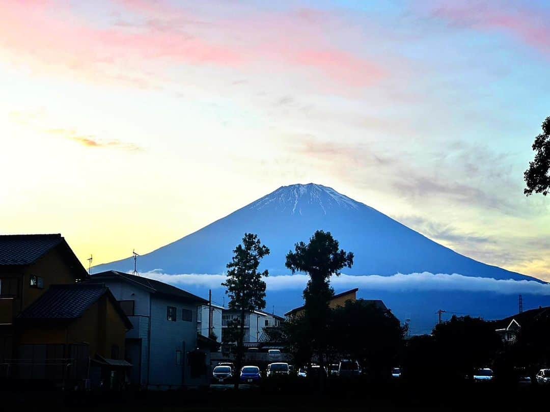 木山裕策さんのインスタグラム写真 - (木山裕策Instagram)「会場から駅に向かう帰り道、富士山🗻が綺麗に見えました😊。今日はこれから大阪方面に向かいますー🚅」10月24日 18時13分 - kiyamayusaku