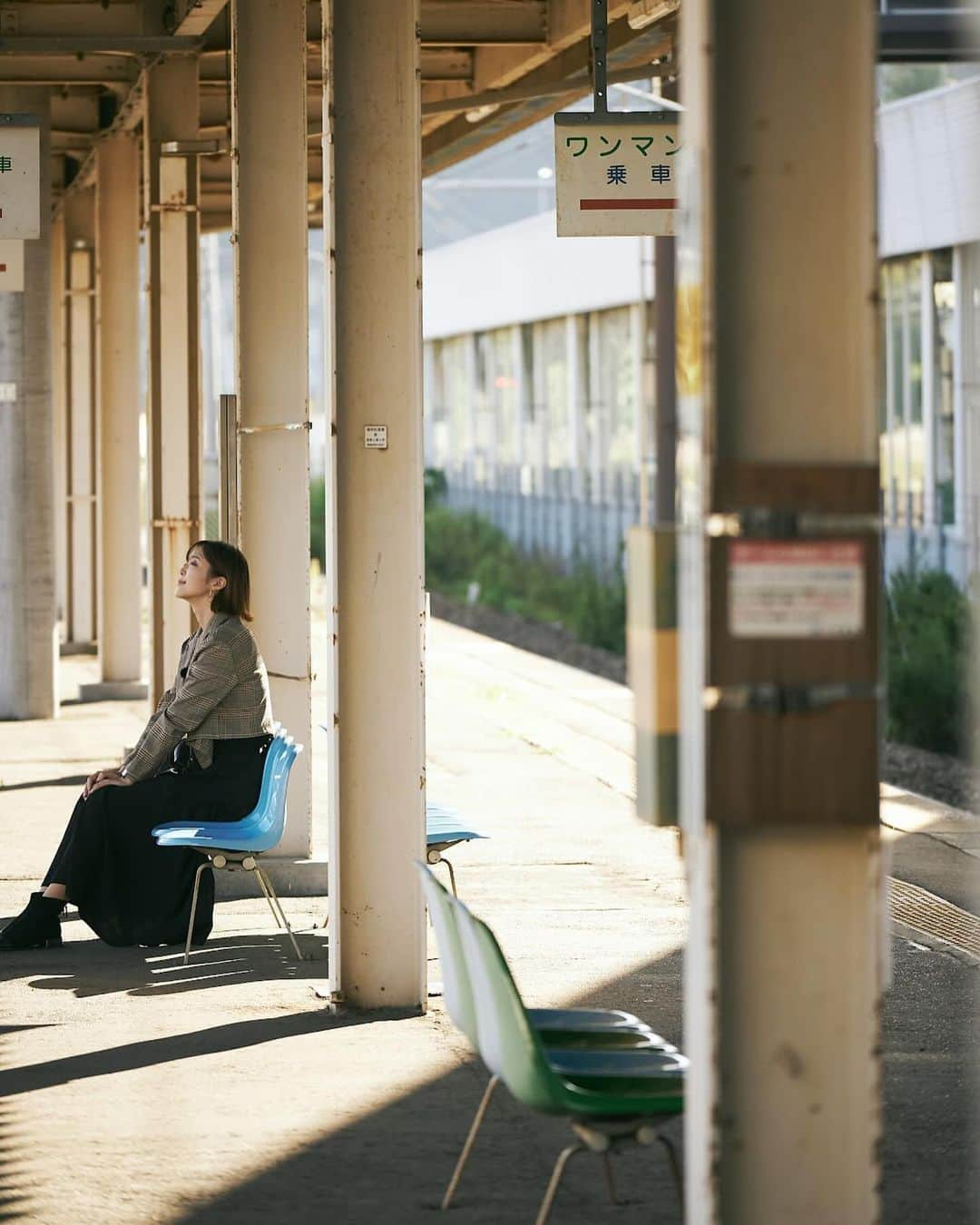 葛巻舞香のインスタグラム：「先日放送された 「IGRいわて銀河鉄道で行く、秋旅」🛤️  生活に溶け込む いつもの風景。  そのレールの先に 一歩また足を伸ばしてみると  今まで見えていなかった 魅力的な世界が広がっていました。  そんなわくわくした瞬間を カメラに収めてくださっていました。  人と風景が重なる空気感を １枚に収めるのがとても上手なカメラマンさんです。  ローカル線ならではの 味わいを感じる楽しいひとときでした。  photo: @morioka_ps   @iwategalaxyrailway  #じゃじゃじゃTV #岩手のモデル #igrいわて銀河鉄道  #オフショット」