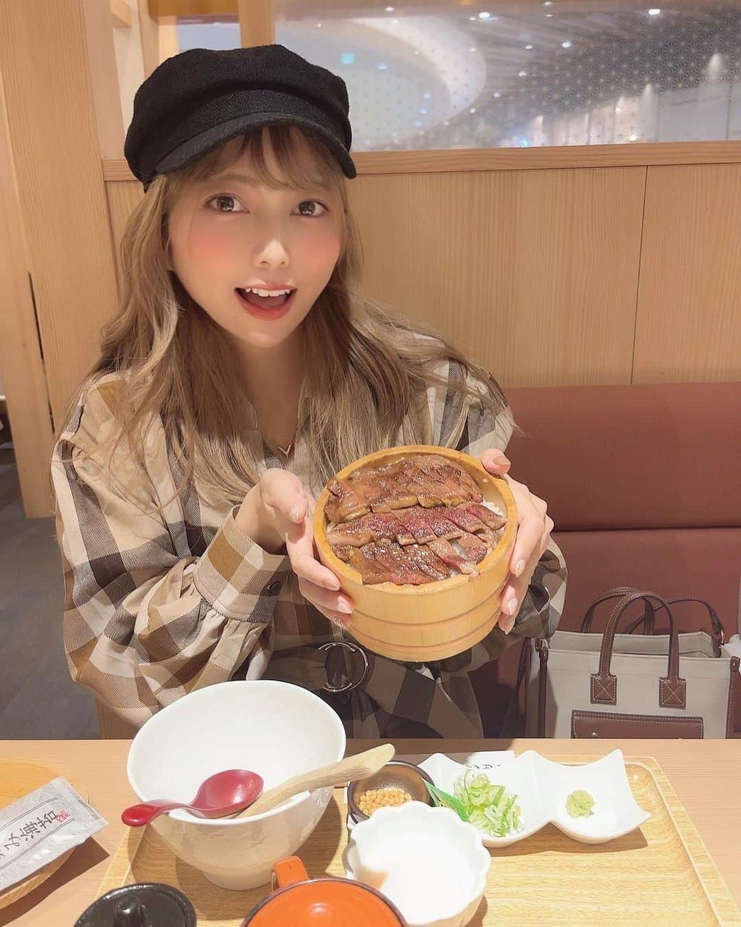 あいりさんのインスタグラム写真 - (あいりInstagram)「名古屋グルメ〜🫶🏻 雅じゃぽ🥩🥩🥩 イオンモール名古屋則武新町店 . 黒毛和牛ひつまぶし御膳🤤✨ 専用のタレがあるんやけど それをかけて食べたり、 お茶漬けにして食べたり いろんな食べ方ができておいしかったー👼💓 . ただ量が多かった。。。と思ったら ミディアムってゆうメニューがあって そっちにすればよかった。笑 . もうひとつのほうは 黒毛和牛と和牛しぐれ煮のひつまぶし御膳 . お肉最高っ🫶🏻🥩 . . #名古屋 #名古屋グルメ #名古屋ランチ  #名古屋観光 #黒毛和牛 #肉 #お肉  #ひつまぶし #グルメ #グルメ女子  #雅じゃぽ #イオン #nagoya  #instalike #instagood #followme」10月24日 18時16分 - gtamtgat