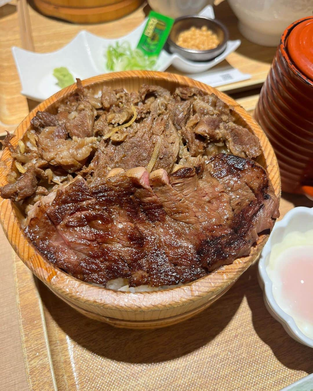 あいりさんのインスタグラム写真 - (あいりInstagram)「名古屋グルメ〜🫶🏻 雅じゃぽ🥩🥩🥩 イオンモール名古屋則武新町店 . 黒毛和牛ひつまぶし御膳🤤✨ 専用のタレがあるんやけど それをかけて食べたり、 お茶漬けにして食べたり いろんな食べ方ができておいしかったー👼💓 . ただ量が多かった。。。と思ったら ミディアムってゆうメニューがあって そっちにすればよかった。笑 . もうひとつのほうは 黒毛和牛と和牛しぐれ煮のひつまぶし御膳 . お肉最高っ🫶🏻🥩 . . #名古屋 #名古屋グルメ #名古屋ランチ  #名古屋観光 #黒毛和牛 #肉 #お肉  #ひつまぶし #グルメ #グルメ女子  #雅じゃぽ #イオン #nagoya  #instalike #instagood #followme」10月24日 18時16分 - gtamtgat