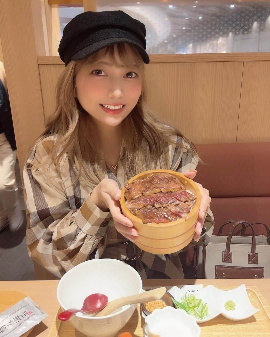 あいりさんのインスタグラム写真 - (あいりInstagram)「名古屋グルメ〜🫶🏻 雅じゃぽ🥩🥩🥩 イオンモール名古屋則武新町店 . 黒毛和牛ひつまぶし御膳🤤✨ 専用のタレがあるんやけど それをかけて食べたり、 お茶漬けにして食べたり いろんな食べ方ができておいしかったー👼💓 . ただ量が多かった。。。と思ったら ミディアムってゆうメニューがあって そっちにすればよかった。笑 . もうひとつのほうは 黒毛和牛と和牛しぐれ煮のひつまぶし御膳 . お肉最高っ🫶🏻🥩 . . #名古屋 #名古屋グルメ #名古屋ランチ  #名古屋観光 #黒毛和牛 #肉 #お肉  #ひつまぶし #グルメ #グルメ女子  #雅じゃぽ #イオン #nagoya  #instalike #instagood #followme」10月24日 18時16分 - gtamtgat