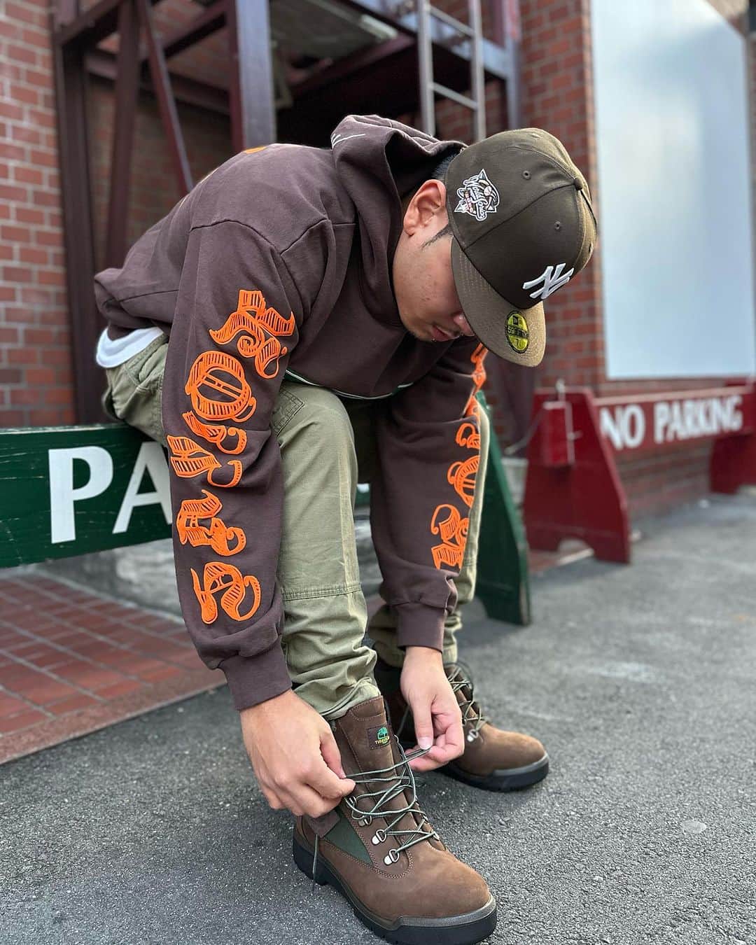 GROW AROUNDのインスタグラム：「#growaroundnewarrivals TIMBERLAND 6-INCH WATERPROOF FIELD BOOTS 先週発売のFIELD BOOTSのトーンカラーに合わせてコーディネートしてみました。 参考までにどうぞ！！  BEEF&BROCCOLIカラー  CAP NEW ERA NEW YORK YANKEES 59FIFTY FITTED  (BROWN)  HOODY JAETIPS UPTOWN HOODIE (BROWN)  PANTS POLO RALPH LAUREN  CANVAS M43 SLIM PANT (OLIVE)  DARK GREEN コーディネート  CAP NEW ERA NEW YORK METS 59FIFTY FITTED CAP  (OLIVE)  VEST PRO CLUB HEAVYWEIGHT WORK VEST (OLIVE)   HOODY LAAMS COLLEGIATE HOODIE (BLACK)  PANTS PRO CLUB HEAVYWEIGHT STRETCH TWILL CARGO LOUNGE PANT (MOSS GREEN)」