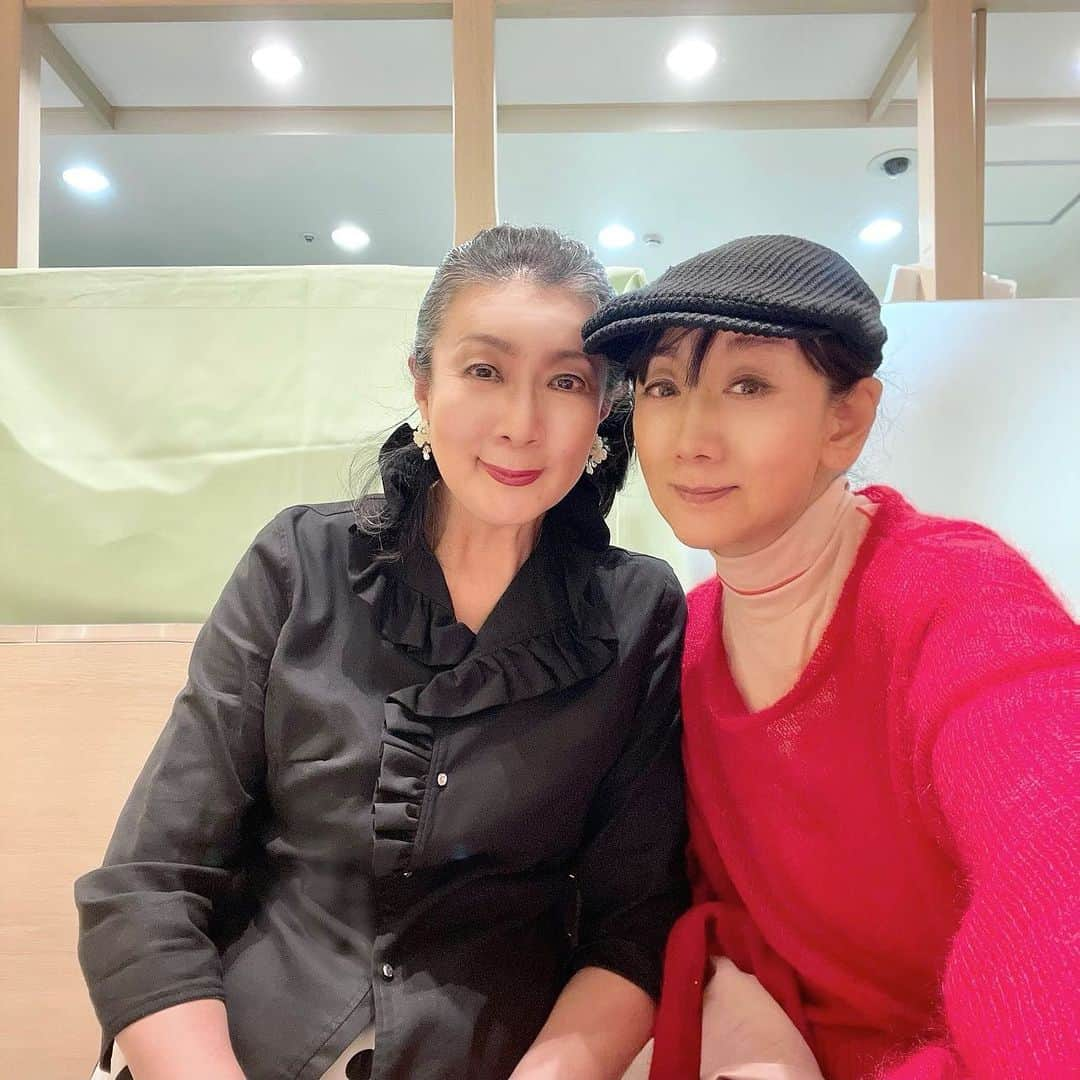 藤原美智子のインスタグラム：「東京大丸の #千疋屋 で打合せ。 だから頼んでしまうのも、しょうがないよねぇ😅  お疲れ様でした💓   #ハロウィンパフェ  ど〜ん😆 @tokuandfriends  #藤原美智子」