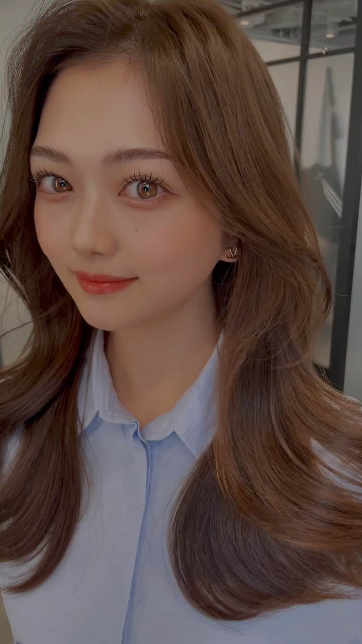 ナカシオのインスタグラム：「保存を必ずお願い致します 顔まわりのこだわりがあるので 必ず可愛くなります カウンセリングの際に 【カラー・仕上げ】僕があなたに合わせて必ず可愛くします お出かけ前に是非  #渋谷美容室 #くびれヘア#渋谷 #ワンホンヘア#顔周りカット」