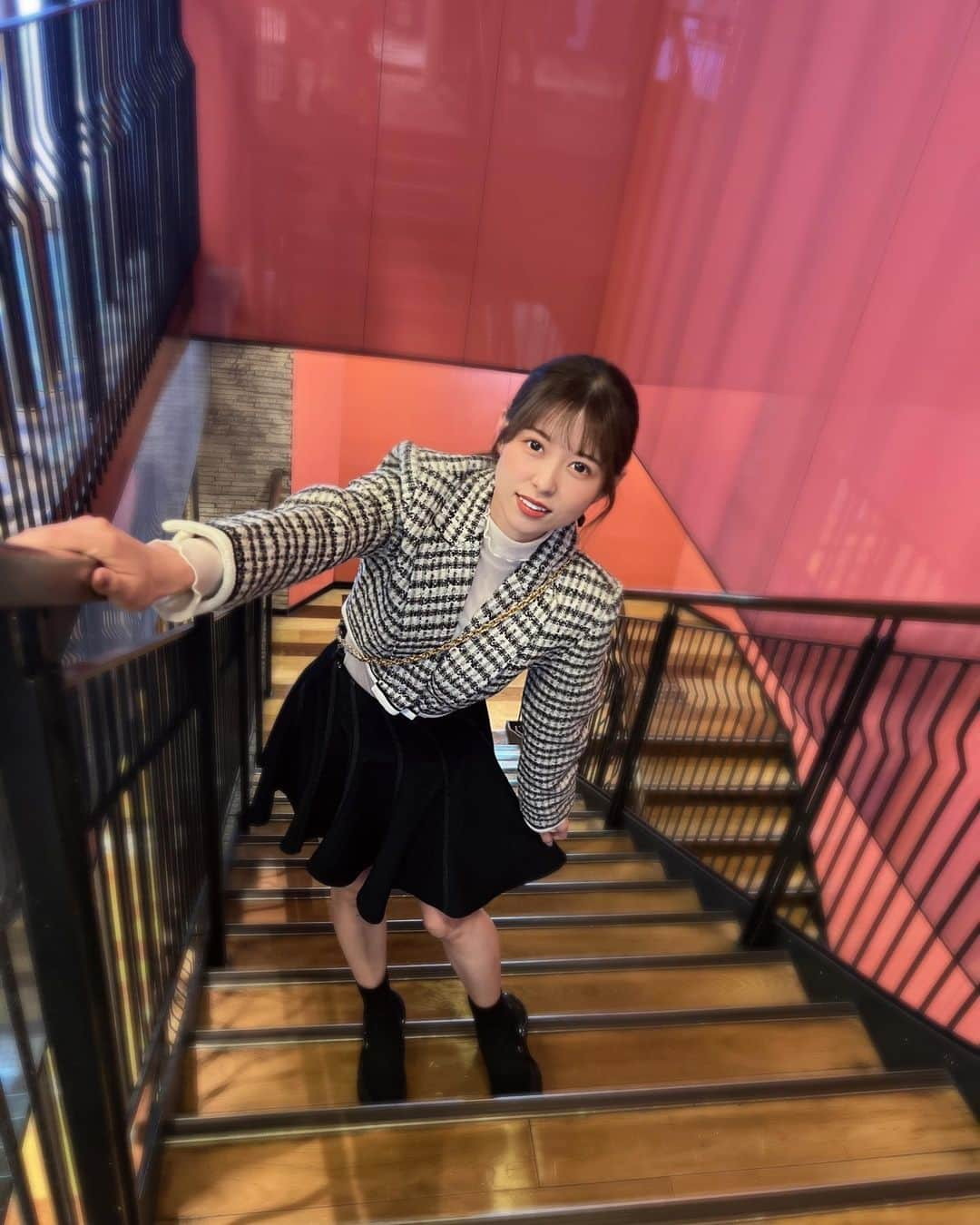 あおいれなさんのインスタグラム写真 - (あおいれなInstagram)「シックだけど可愛いお洋服‪- ̗̀ ꪔ̤̥ꪔ̤̮ꪔ̤̫ ̖́-‬🫧🖤  寒くなってきたこの時期にぴったり！！ デートにこんな格好で来て欲しいよね☺️？  ジャケットとスカート👗👒🤍はどちらも （ @seooocokie ）さんのものです>_< ♡  #seooocookie  #PR」10月24日 18時17分 - aoi_rena_