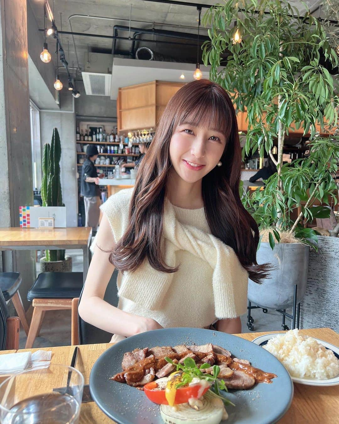 伊藤楓のインスタグラム：「テレビの前のみなさ〜ん！ 今日よる7時からは オモウマい店🍚❕ ⁡ 新法則が登場！ 大きなすり鉢を買う人は オモウマい店主さん？ ⁡ 番組ディレクターが大活躍です！ 頑張れー！と応援しながら観てました☺️ ⁡ ヒューマングルメンタリー オモウマい店 今夜もどうぞ、よろしくお願いします！😌 ⁡ ⁡ #オモウマい店 #オモウマ #中京テレビ #日本テレビ 系列 #ナレーション #アナウンサー #フリーアナウンサー」