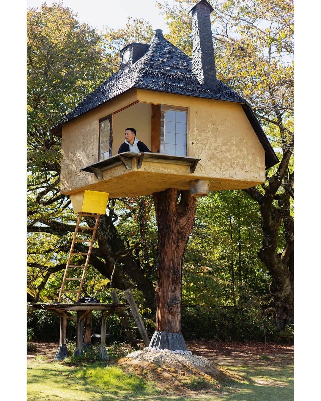 石川直樹のインスタグラム：「#TerunobuFujimori planed this tea-room and built with a cypress of 80 years old. #KiyoharuArtColony. #藤森照信 先生が作った#茶室 徹。展示の下見で#清春芸術村 に行き、特別な許可をもらって入らせていただきました。立派な檜に支えられた茶室、地上4メートル。 昨年に続き、毎年少しずつ藤森建築行脚…。藤森先生の顔を思い出すと元気になるなあ！ . #vernaculararchitecture#architectur#teahouse  写真を撮ってくれたのは @hiromichitanaka さん。」