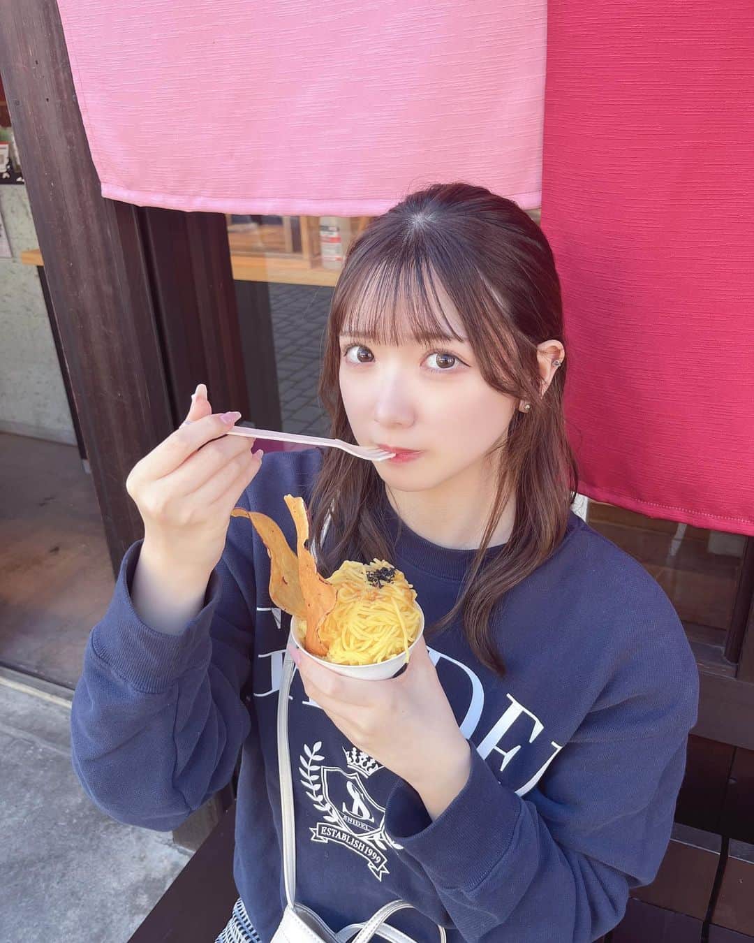 薮田こももさんのインスタグラム写真 - (薮田こももInstagram)「美味しいものいっぱい食べようね🧁♡  食べ歩きっていくらでも食べれちゃう✩ˎˊ˗  みんな最近映画見た〜？？いま公開中の映画好きなの多いからうれしいな🎶 映画は絶対コーラです！！今回のポップコーンはあまいのとしょっぱいのが食べれるやつにしました🍿🫶🏻」10月24日 18時19分 - yuri_selfish