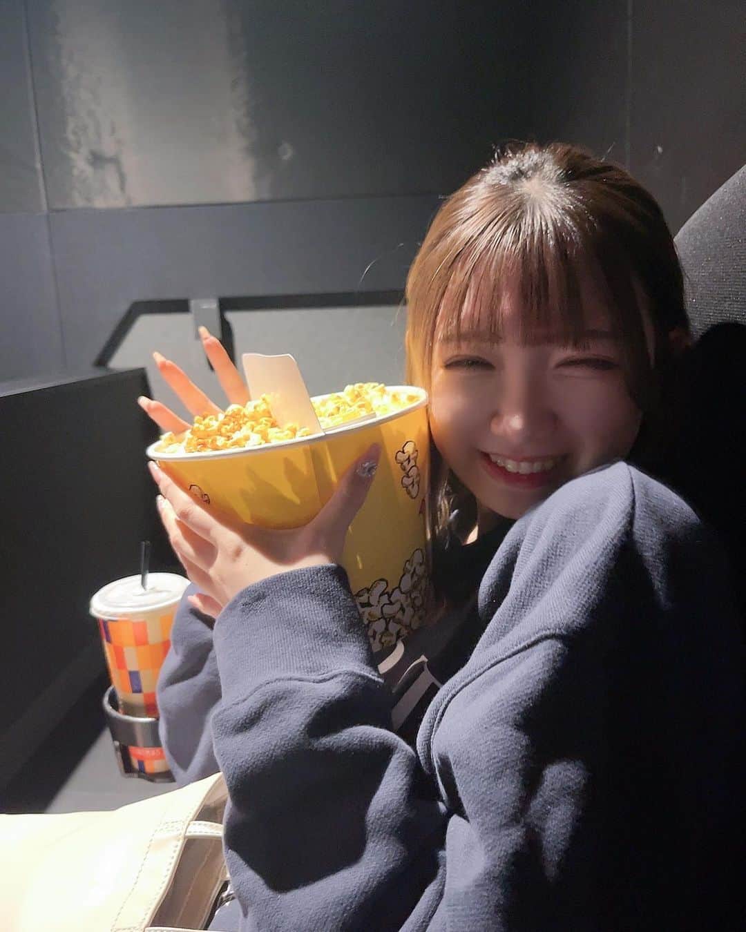 薮田こももさんのインスタグラム写真 - (薮田こももInstagram)「美味しいものいっぱい食べようね🧁♡  食べ歩きっていくらでも食べれちゃう✩ˎˊ˗  みんな最近映画見た〜？？いま公開中の映画好きなの多いからうれしいな🎶 映画は絶対コーラです！！今回のポップコーンはあまいのとしょっぱいのが食べれるやつにしました🍿🫶🏻」10月24日 18時19分 - yuri_selfish