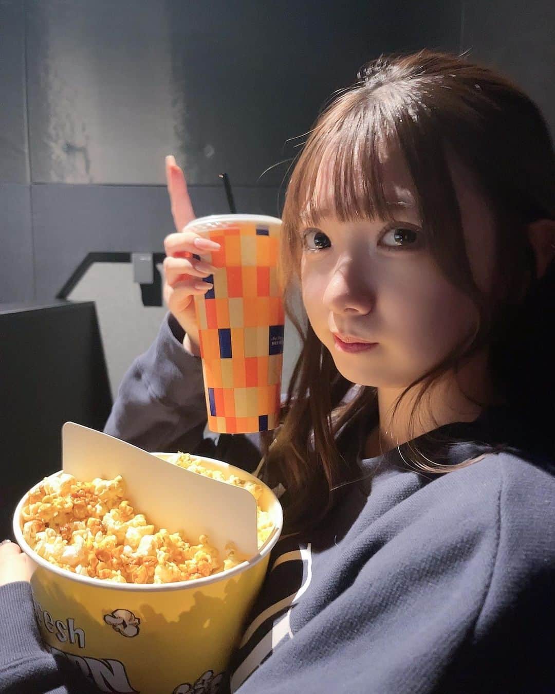 薮田こももさんのインスタグラム写真 - (薮田こももInstagram)「美味しいものいっぱい食べようね🧁♡  食べ歩きっていくらでも食べれちゃう✩ˎˊ˗  みんな最近映画見た〜？？いま公開中の映画好きなの多いからうれしいな🎶 映画は絶対コーラです！！今回のポップコーンはあまいのとしょっぱいのが食べれるやつにしました🍿🫶🏻」10月24日 18時19分 - yuri_selfish