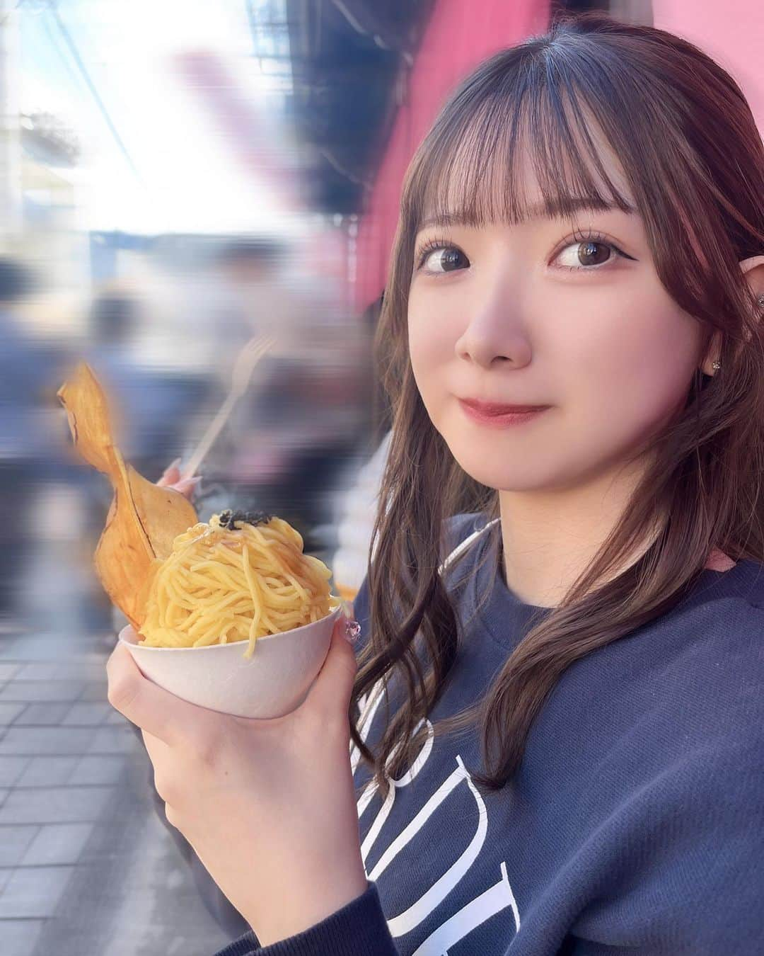 薮田こももさんのインスタグラム写真 - (薮田こももInstagram)「美味しいものいっぱい食べようね🧁♡  食べ歩きっていくらでも食べれちゃう✩ˎˊ˗  みんな最近映画見た〜？？いま公開中の映画好きなの多いからうれしいな🎶 映画は絶対コーラです！！今回のポップコーンはあまいのとしょっぱいのが食べれるやつにしました🍿🫶🏻」10月24日 18時19分 - yuri_selfish