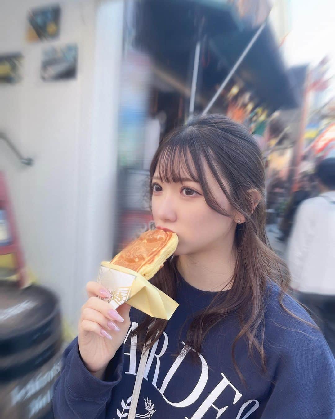 薮田こももさんのインスタグラム写真 - (薮田こももInstagram)「美味しいものいっぱい食べようね🧁♡  食べ歩きっていくらでも食べれちゃう✩ˎˊ˗  みんな最近映画見た〜？？いま公開中の映画好きなの多いからうれしいな🎶 映画は絶対コーラです！！今回のポップコーンはあまいのとしょっぱいのが食べれるやつにしました🍿🫶🏻」10月24日 18時19分 - yuri_selfish