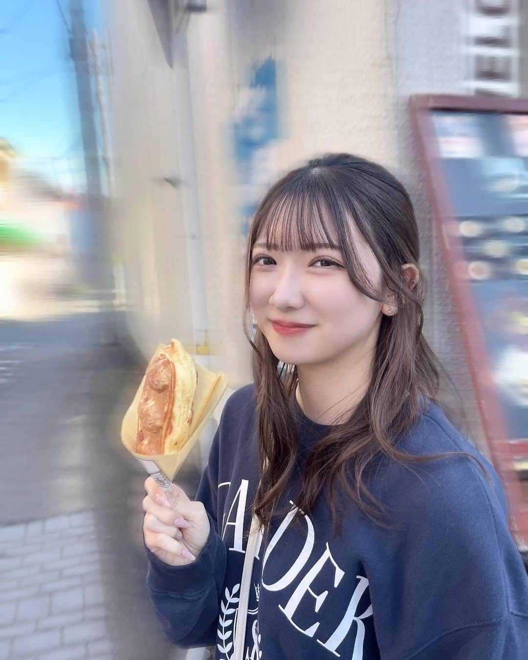 薮田こもものインスタグラム：「美味しいものいっぱい食べようね🧁♡  食べ歩きっていくらでも食べれちゃう✩ˎˊ˗  みんな最近映画見た〜？？いま公開中の映画好きなの多いからうれしいな🎶 映画は絶対コーラです！！今回のポップコーンはあまいのとしょっぱいのが食べれるやつにしました🍿🫶🏻」