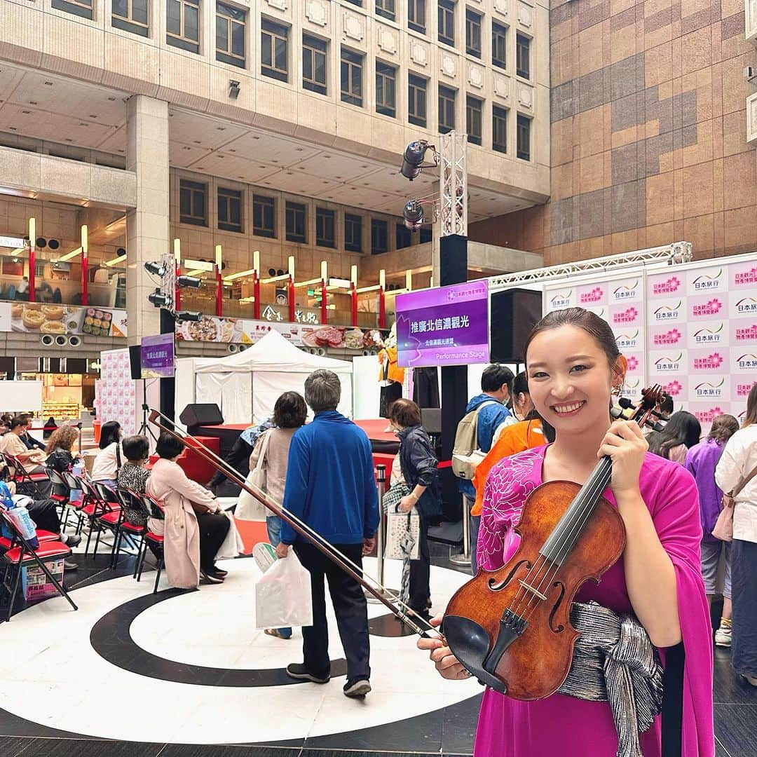 益子侑のインスタグラム：「台湾の台北駅は、すごく響くステキな空間でした🎻✨✨ 盛り上がって楽しかったね☺️ おにおんも踊ってくれてありがとう🥹🧅🧅🧅 . 関係者の皆様ありがとうございました！！！ 台湾関係、観光関係、音楽関係のお世話になってる皆さんが集って繋がって幸せな空間でした🍀✨ . . #日本観光物産博覧会 #日本觀光物產博覽會 #日本観光物産博覧会2023 #台湾 #台北駅 #台北車站 #taiwan #taipei #japan #violin #accordion #夜来香 #鬼滅の刃 #紅蓮華 #おにおんリング #iza #台湾演奏」