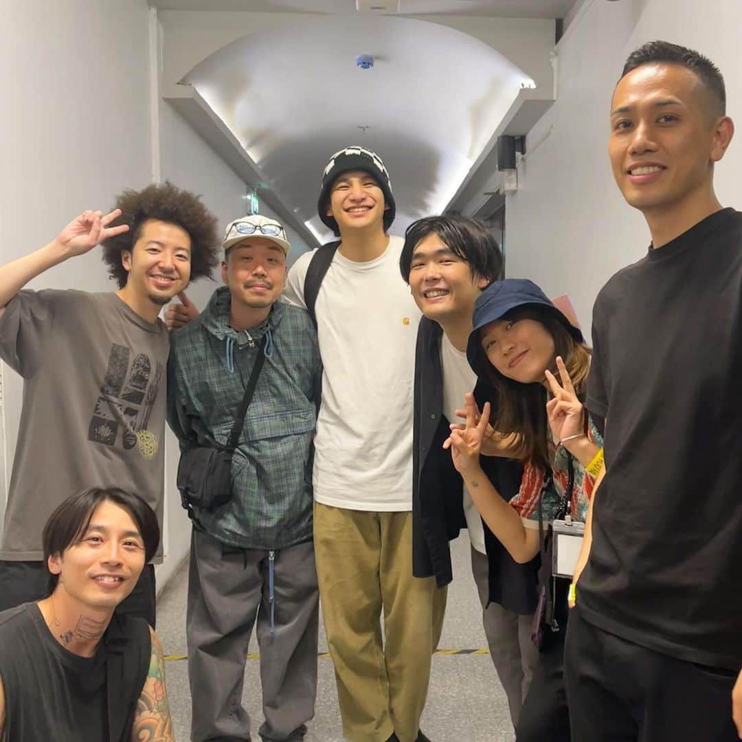 STUTSのインスタグラム：「Thank you so much Bangkok🇹🇭 ขอบคุณ! It was my first live in Thailand and so exciting moment.. Campanella, Noi Naa, Phum Viphurit and JJJ participated as guests in my live🙏🙏 I was so glad to finally perform songs I made with Thai friend in Thailand. Went to Phum's house and jammed day after the show. I had really precious time!  先週末の日曜日はタイで開催されたBae Vibes 2023に出演させてもらいました。 同じく出演されていたCampanellaさんとJJJ、そしてNoi Naaさん(YONLAPA)とPhum Viphurit君にもゲストで参加していただけました。 タイでのライブは初めてでしたが、とても楽しかったです。 タイの友達と作った楽曲を初めてタイでやれたのも嬉しかったです🇹🇭 ライブの次の日にはPhumくん家に遊びに行ってセッションしたりできました。 タイ料理たくさん食べたり象に乗ったりもできて、最高な旅でした🐘」