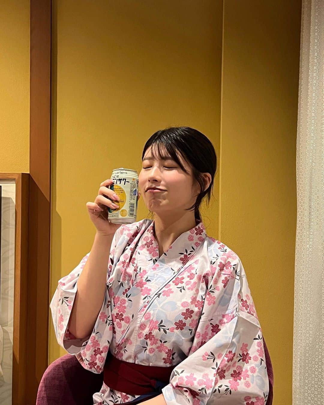 ちとせよしのさんのインスタグラム写真 - (ちとせよしのInstagram)「これ初めて飲んだけど美味しかった🍋 彼女と旅館デートなうに使っていいよ♡なんちゃって😀  #熱海旅行 #浴衣 #浴衣女子 #selfie」10月24日 18時23分 - chitose_yoshino