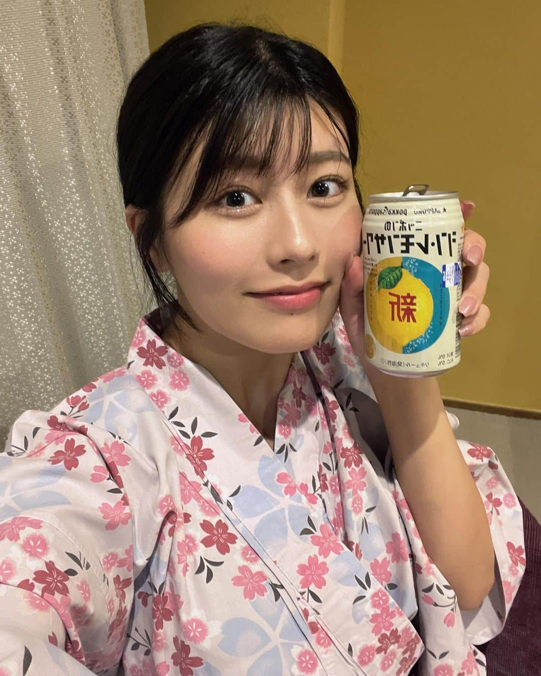 ちとせよしのさんのインスタグラム写真 - (ちとせよしのInstagram)「これ初めて飲んだけど美味しかった🍋 彼女と旅館デートなうに使っていいよ♡なんちゃって😀  #熱海旅行 #浴衣 #浴衣女子 #selfie」10月24日 18時23分 - chitose_yoshino