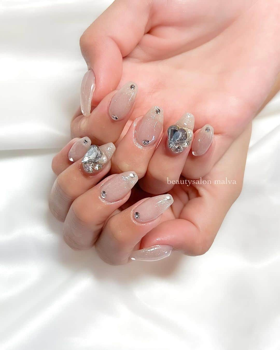 nailsalon malva（ネイルサロンマルヴァ）のインスタグラム：「お客様持ち込み画像アレンジネイル✨ ⁡ 透明感あるカラーでちゅるんネイル💅 ⁡ 爪に関するお悩みなども気になる方は 予約時に公式LINEでお気軽にご相談ください✨ ⁡ ↪︎ ネイルのケアと保証期間 ⁡ malvaのネイルはドライケア、カットスタイルも込みです。 保証期間は約4週間となります（※ご新規様は3週間となります）。 ⁡ ＿＿＿＿＿＿＿＿＿＿＿＿＿ ⁡ ⁡ 𝐛𝐞𝐚𝐮𝐭𝐲𝐬𝐚𝐥𝐨𝐧 𝐦𝐚𝐥𝐯𝐚⠀ 📍明治神宮前駅｜原宿駅　徒歩𝟑分 ⠀ 💬ご予約やお問い合わせ 𝐋𝐈𝐍𝐄から承っております @ 𝐦𝐚𝐥𝐯𝐚 ⁡ お気軽にご連絡ください♡ ⁡ ⁡ ＿＿＿＿＿＿＿＿＿＿＿＿＿＿ ⁡ ▸ジェルネイル｜スカルプ｜ネイルケア ▸まつげカール｜まつげエクステ｜ワンホンエクステ ▸ハーブよもぎ蒸し ▸ワックス脱毛 ⁡ \ アシスタント募集中💁‍♀️ / ⁡ ▸リモート可オンラインの画像動画制作アシスタント ▸サロンワーク全般アシスタント ⁡ ⁡ #秋ネイル2023 #ちゅるんネイル #ワンホンネイル  #キラキラネイル #malva #malvaネイル  #ハートストーンネイル #乳白色ネイル  #大人可愛いネイル #原宿ネイル #バレリーナネイル  #表参道ネイル #東京ネイルサロン　#明治神宮前ネイル #新宿ネイル #千駄ヶ谷ネイル  #harajukunails #tokyonails #tokyonailsalon ⁡」