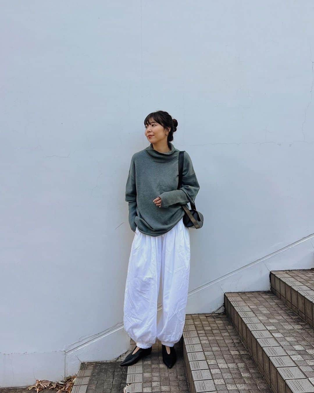 ETRÉ TOKYO ストアのインスタグラム：「@etretokyo  【10/26 New Arrival】  ㅤㅤㅤ ㅤㅤㅤ #ETREツーピースレイヤードニット GREY / BLUE F size ¥25,300(tax in) ㅤㅤㅤ ㅤㅤ ㅤㅤㅤ新宿スタッフ @etretokyo_maki 161cm  BLUE着用  @etretokyo_yumi 150cm BLUE着用  ㅤㅤㅤ  ㅤㅤㅤ┈┈┈┈┈┈┈┈┈┈┈┈┈┈┈┈┈┈┈ ㅤㅤㅤ ㅤㅤ  【INFORMATION】 ⁡ㅤㅤㅤ ⁡ ※10/26(木)発売のアイテムは、10/27(金)12:00よりお在庫のある場合、ルミネカード会員様限定で店舗通販のご利用が可能です。  ⁡ ※お電話がつながりにくい可能性がございます。 ⁡ ※また混雑時には入場制限及び 試着点数の制限を設けさせて頂きます。 予めご了承ください。 ⁡ ⁡ ご理解、ご協力を賜りますよう 心よりお願い申し上げます。   ㅤㅤㅤ 【LUMINE SHINJUKU STORE】 ETRÉ TOKYO ルミネ新宿2店 TEL：03-5989-0979  ー営業時間ー (平日、土日祝)11:00-21:00 ⁡  #etretokyo#etre#fashion#etretokyoshinjuku #etre#2023etre#etretokyo_staff_ootd#2023aw #大人ファッションコーデ #シンプルスタイル  #オトナカジュアルコーデ  #フラットシューズ #カラーニット #レイヤードニット  #ストールコーデ」