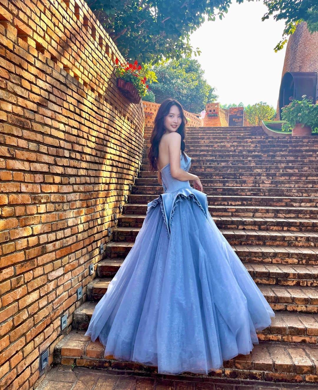 のインスタグラム：「あのんは今中国でInternational Super Model Contest の決勝に参加してます✨🥰🥳✨ 27日までなので頑張ってきます(｀・ω・´)ゝ ちなみにみんな身長高くてあのんが1番小さいです、、   #中国 #昆明  #モデル  #モデル大会  #ドレス  #いいね #コメント #l4l #instagram #instalike #東京 #bff #自撮り #followme #インスタ #instagood #フォロー  #撮影 #model #ファッション #写真 #メイク #ヘアメイク #ファッションショー #ドレス」