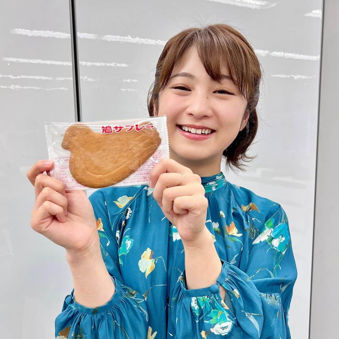 日高優希さんのインスタグラム写真 - (日高優希Instagram)「きょうも番組をご覧いただきありがとうございました！  オンエア終わりのおやつは、同期の大谷アナからおみやげでいただいた“鳩サブレー”でした🕊️ さくさくでバター風味が濃厚で食べ応え◎の大好きなおかしです、ありがたや🙏  みなさんの好きなおみやげ（甘い物）は何ですか💭  #夕方ワイド新潟一番 #新潟一番  #オンエア終わり #おやつ ? #デザート ? #おみやげ #鳩サブレー  #TeNY #テレビ新潟 #アナウンサー #日高優希」10月24日 18時29分 - yuki_hidaka_teny