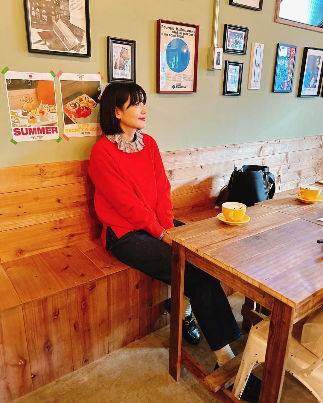 のインスタグラム：「赤いニットは　@elura_official  日中はまだ汗ばむ日もあるけど朝晩はすっかり寒いので、温度調節にもぴったり❤️なにより発色のよい赤は身につけているだけで元気になるよね🫶🏻✨  @elura_official  #エルーラ　#秋　#ニット　#elura #가을코디」