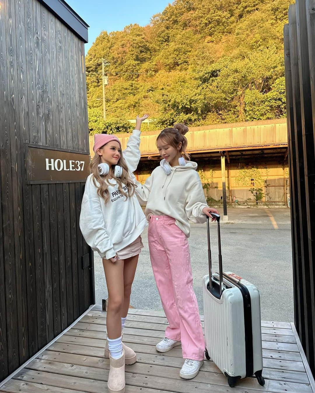 あやかさんのインスタグラム写真 - (あやかInstagram)「リンクコーデ🥰  ▷▶▷ピンクで合わせたよ🍑  （　@hole37.glamping ）で 自然とサウナに癒されてる❤️  @tsubasa_hamasaki  お誘いThank you❤︎❤︎❤︎ . . #gramping#camp#trip#nature  #fashion#pinkcode#twinscode  #グランピング#キャンプ#自然#サウナ #リンクコーデ#双子コーデ#ピンクコーデ」10月24日 18時34分 - nanan.1250