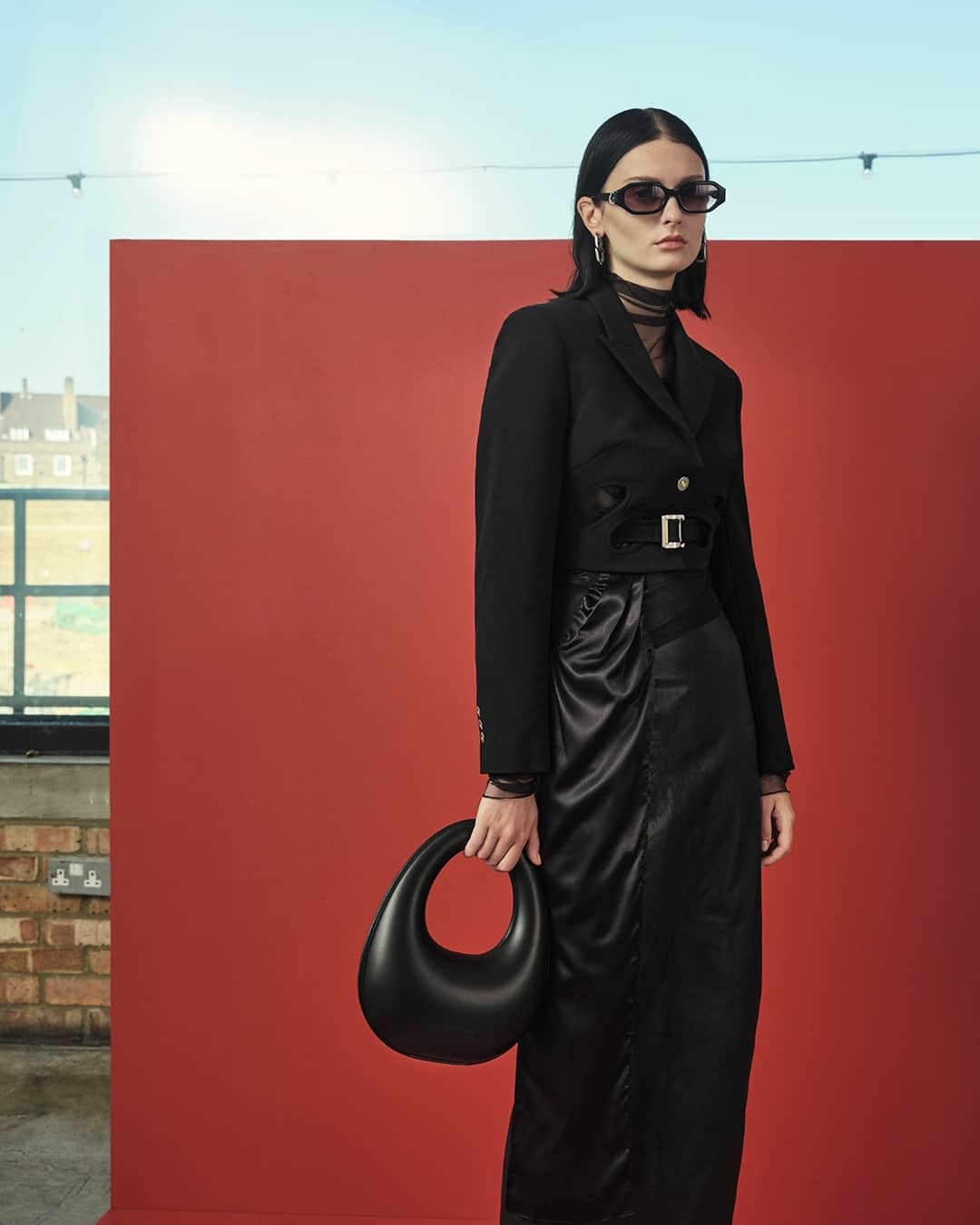 CHARLES & KEITH JAPAN CHARLES & KEITHのインスタグラム：「シームレスなボディが印象的なスカルプチャー トップハンドルムーンバッグ⁠は、モードな存在感を放つアイテム。⁠ ⁠ @ スカルプチャー トップハンドルムーンバッグ⁠ (Article No. CK2-50701348)⁠ ⁠ #CharlesKeithFW23⁠ #チャールズアンドキース」