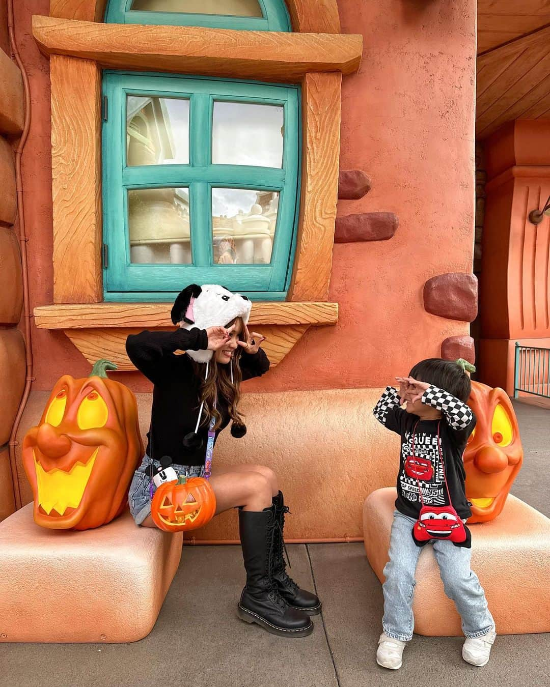 baby.maiさんのインスタグラム写真 - (baby.maiInstagram)「👩🏽🎃👦🏽  Halloween可愛かったなぁ🎃♡ りくとが好きなHalloweenの時期に行けてよかった👻  #Disney #Disneyland #ディズニー #ディズニーランド #東京ディズニーランド #toontown #ディズニーハロウィン #halloween #ディズニーコーデ」10月24日 18時35分 - maixxaloha