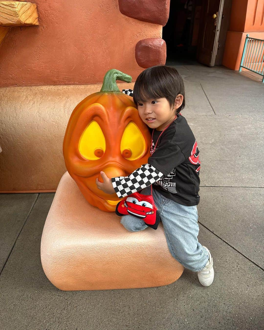 baby.maiさんのインスタグラム写真 - (baby.maiInstagram)「👩🏽🎃👦🏽  Halloween可愛かったなぁ🎃♡ りくとが好きなHalloweenの時期に行けてよかった👻  #Disney #Disneyland #ディズニー #ディズニーランド #東京ディズニーランド #toontown #ディズニーハロウィン #halloween #ディズニーコーデ」10月24日 18時35分 - maixxaloha