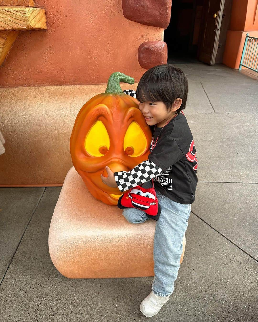 baby.maiさんのインスタグラム写真 - (baby.maiInstagram)「👩🏽🎃👦🏽  Halloween可愛かったなぁ🎃♡ りくとが好きなHalloweenの時期に行けてよかった👻  #Disney #Disneyland #ディズニー #ディズニーランド #東京ディズニーランド #toontown #ディズニーハロウィン #halloween #ディズニーコーデ」10月24日 18時35分 - maixxaloha