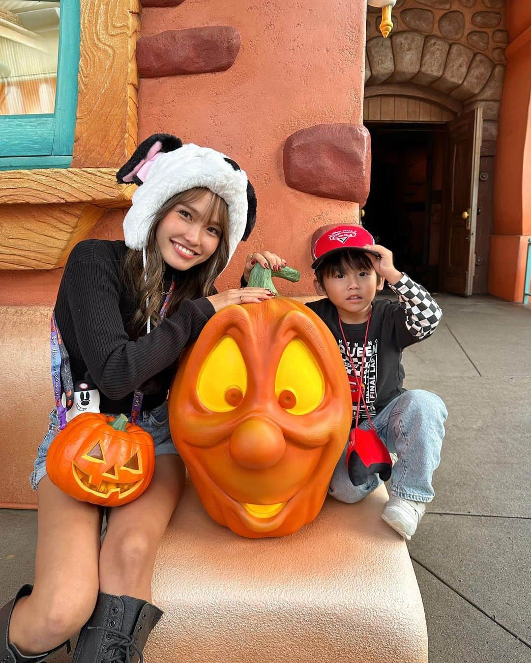 baby.maiさんのインスタグラム写真 - (baby.maiInstagram)「👩🏽🎃👦🏽  Halloween可愛かったなぁ🎃♡ りくとが好きなHalloweenの時期に行けてよかった👻  #Disney #Disneyland #ディズニー #ディズニーランド #東京ディズニーランド #toontown #ディズニーハロウィン #halloween #ディズニーコーデ」10月24日 18時35分 - maixxaloha