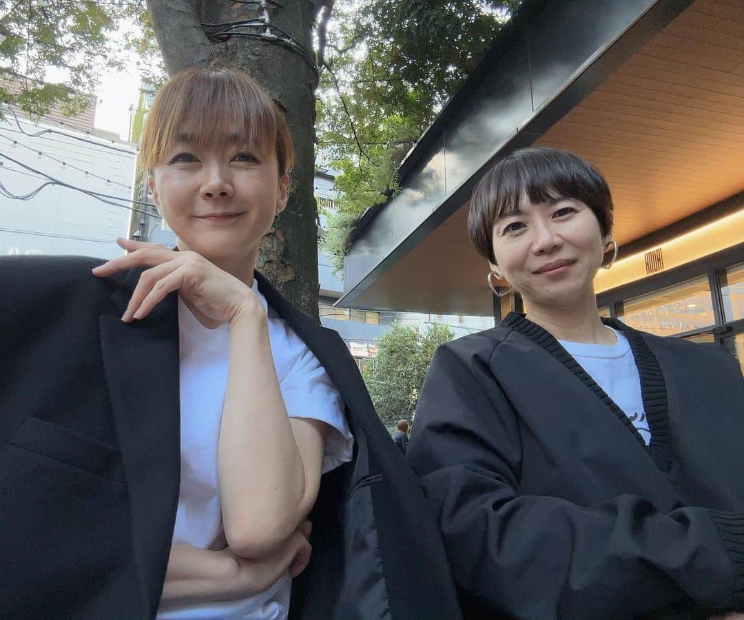 岸本佳子のインスタグラム：「Something in common  さやかちゃんとは好みの衣類が似てる。 ブランドは違えど、コーデの仕方とか。 選ぶ衣類のサイズ感とか。  今度はカメラを回してトークしましょ。 ファッションや映画や審美とか。 後、さやかちゃんの「すべらない話」が面白いので。  #ootd #tokyo」