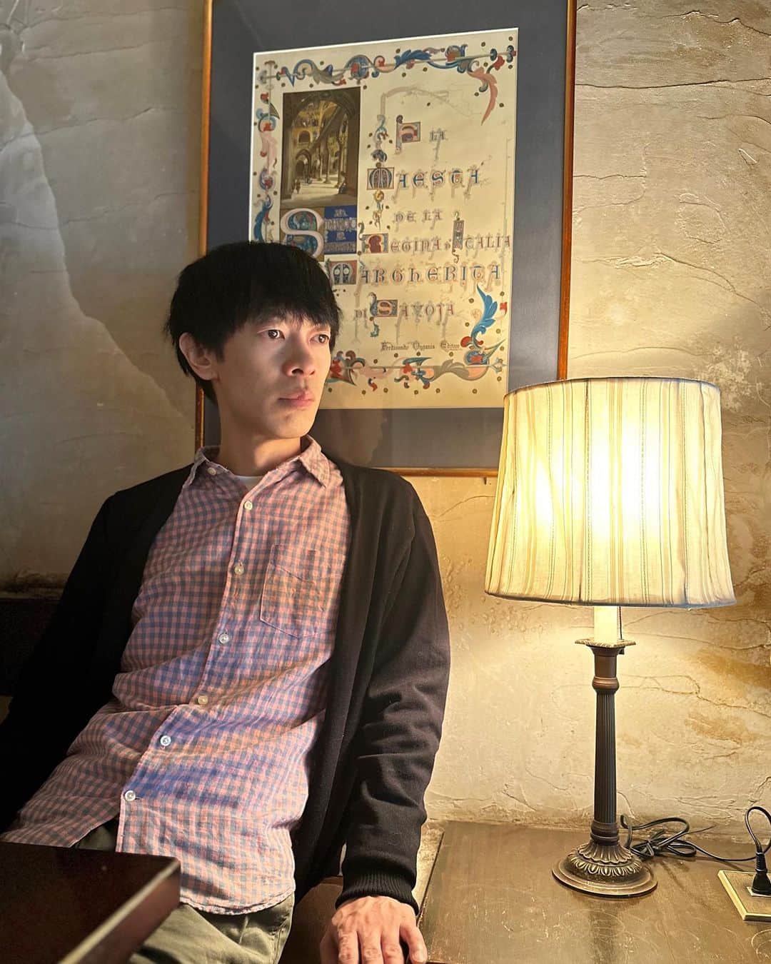 山田稔明のインスタグラム：「網膜剥離手術から1ヶ月を経ての検診。目の中のガスも全部抜けていて、なんとなく付けたままにしていたリストバンド（この人、目に医療用ガス入ってますからバンド）を主治医の先生に切ってもらう儀式。自分で外したらよかったのに、と笑われながら。でもこれでひとつ何かを卒業した感覚。左目の視力は前回よりも良くなってて右目と合わせると1.2まで見える。ただ右目に毎日長時間コンタクトを入れるようになったためにちょっとものもらいっぽい症状があってめんどくさい。目の見え方が変わったから脳がバランスを取るのに混乱しているみたいで、疲れやすかったりめまいがしたりするのとうまく付き合っていかないといけない。だんだん慣れてはきたんだけど。瞳孔開いての検査だったので帰り道の夕暮れが眩しい。ルーティンの目薬がひとつ減った。次は一ヶ月後にまた検査。  人工のレンズを入れた左目が、最近光る。 #山田稔明療養日記」