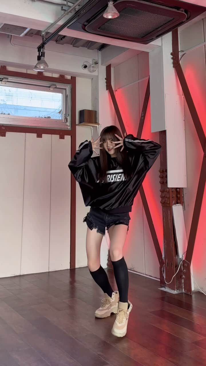 安藤梨花のインスタグラム：「IVE'Baddie'🐈‍⬛  #ive #baddie #ive_baddie #아이브 #baddiechallenge #dance #dancecover #kpop #04 #04년생 #fyp #추천」