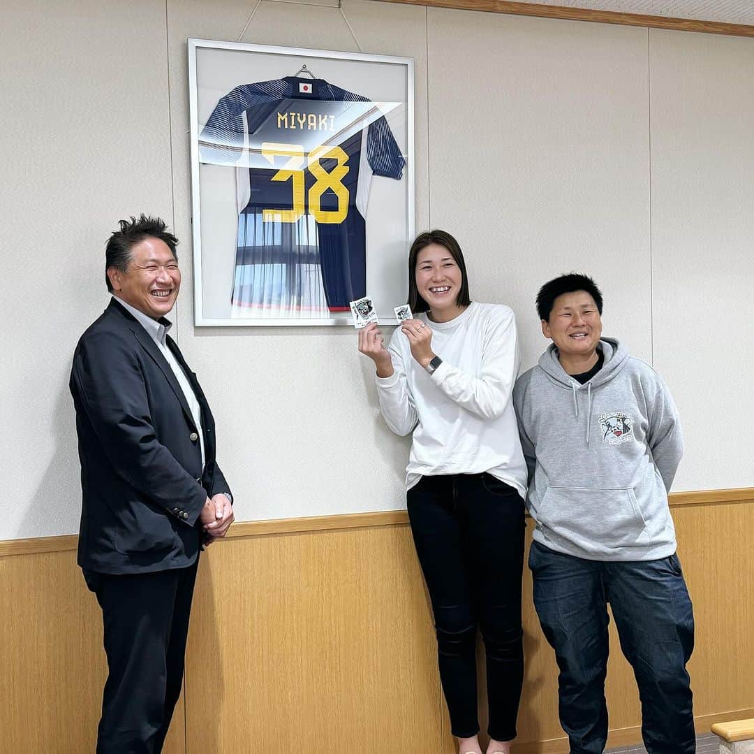 山根恵里奈のインスタグラム：「10月20日のこと。 佐賀県のみやき町役場と なでしこの大先輩 海堀あゆみさんが代表を務め みやき町を拠点に活動する「みやきなでしこクラブ」さんに ご挨拶にお邪魔させていただきました🙇‍♀️  別件のお仕事でこの日から佐賀に行っておりましたが ちょうど同じタイミングでかいさんも佐賀にいると…  それは行くっきゃない💨 ということで半ば突撃ではありましたが みやき町の岡町長にもお時間をいただきました。 お忙しいなかありがとうございました！！ @tuyoshi_oka   上を目指して頑張るクラブさんに なにか私もお力になれるお仕事ができたら… と改めて思ったこの日でした。  みやき町またお邪魔します🤗  #佐賀県 #みやき町 #みやきなでしこクラブ」