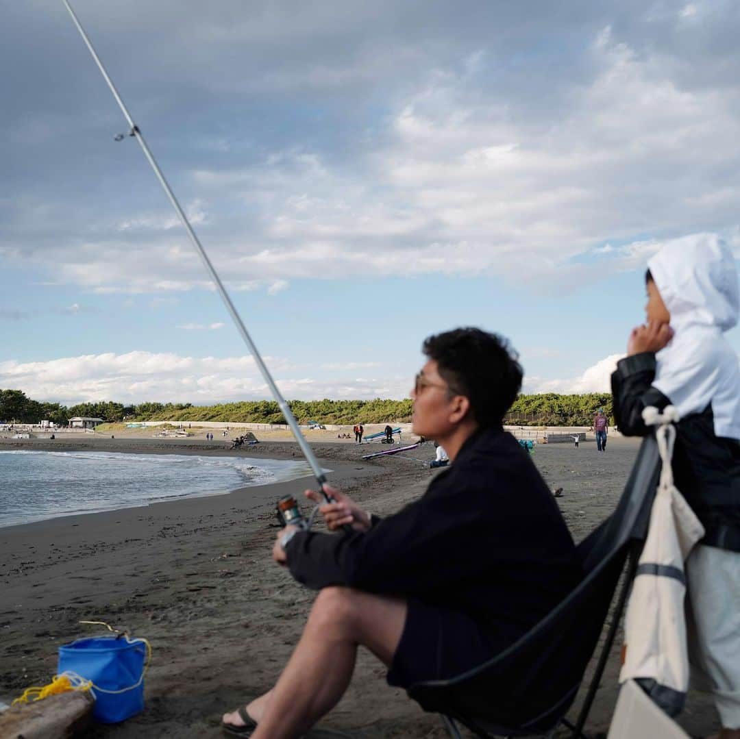 中川珠里のインスタグラム：「. 2日連チャン🎣だった週末  いつもハードな我が家だけど 10月は割と予定を入れてなく のんびり過ごしてます  自分で釣った🐟だと食べれるんだね👦🏽  夜はずっと行きたかった焼き鳥屋さんに行けて 美味しくて嬉しくて飲みすぎて 夜中、頭痛くて起きるほどに🤣  帰りは夜プレ🍦 子どもたちもご機嫌。  にーにのお下がりを着せると男の子🧒🏽」