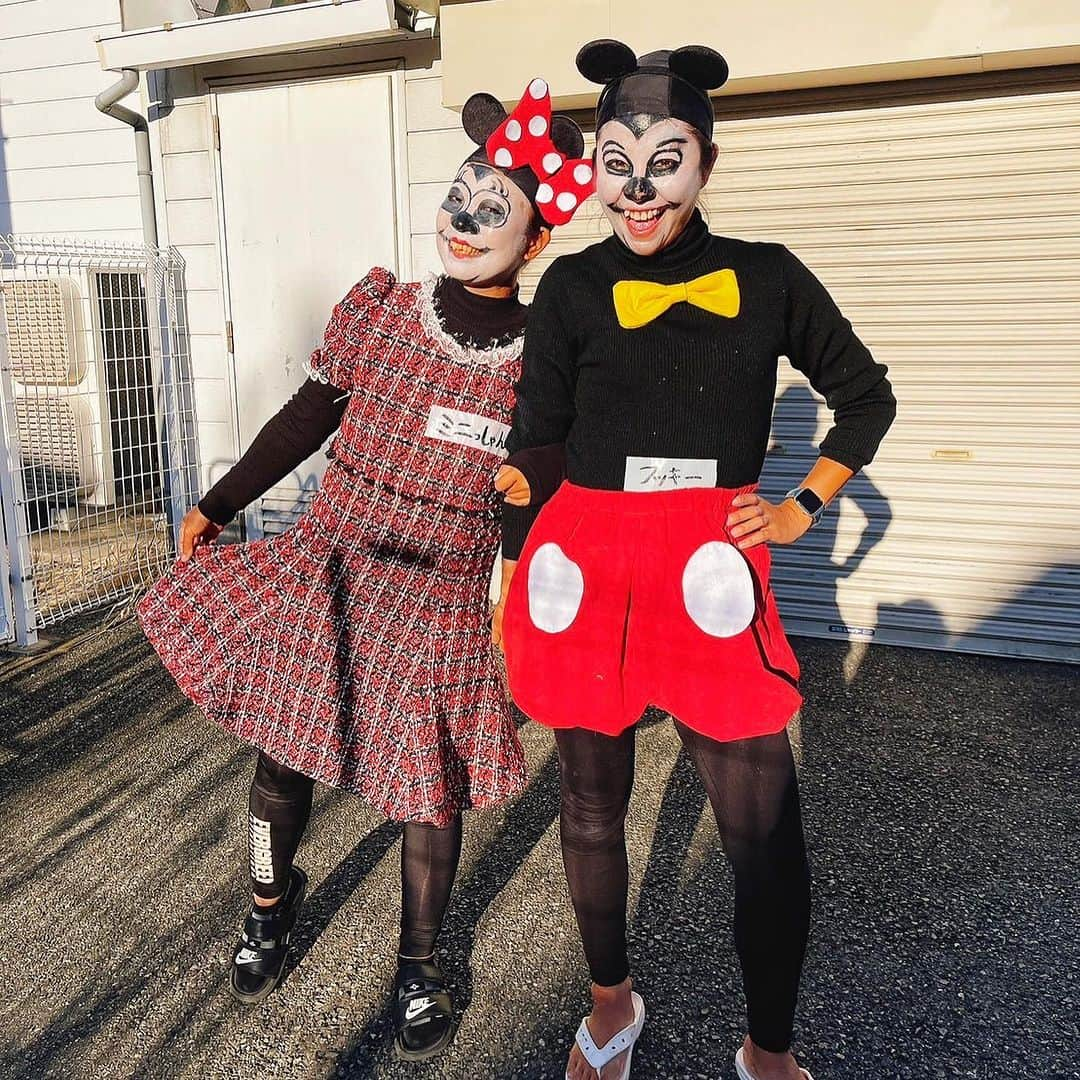 渕上万莉 さんのインスタグラム写真 - (渕上万莉 Instagram)「WESTMARINEハロウィン🎃 昨日は#海蔵丸 さんでタチウオテンヤ🐉  まずは相方、ミニっしゃんとの思い出📸🐀🎀  衣装はセカストで全て500円💰 100均でフェルト生地買ってミニっしゃんが手作りでリメイクしてくれた🫶🏾✨  翌日の行き先が別々の為 車2台で行動しなあかんかった💦 信号待ちの時出来るだけ横の車見ないように気をつけました🚥🐀  コンビニ🏪早く出たいのに 顔認証が出来ないからなかなかスムーズに会計できず📱 ご迷惑をおかけしました🥹🙏🏽💦  船の上で知り合い見つけて手を振っても 『誰⁉️』 って言われました🐀  それでも中身はいつも通りの フッチー＆にっしゃんです🍺🚬😴  #ハロウィン #タチウオ #タチウオテンヤ #ザタチウオテンヤ #アシスト工房 #ミッキー  #ミッキーマウス  #ミニー  #ミニーマウス  #仮装 #仮装ディズニー  #にっしゃん #フッチー」10月24日 18時40分 - mari_fuchigami