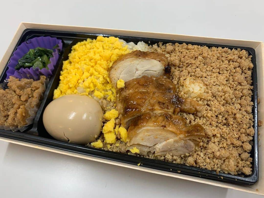 昴生のインスタグラム：「昼飯！！ #今日は #ミキ漫2023 #全国ツアー #栃木公園！ #楽屋に着くなり #弁当に着手！ #いっこく野洲どり弁当！ #うまいー！ #そぼろが味わい深い！ #スタッフさんが色んな栃木を堪能させてくれる！ #今日はその前に仕事があったので #あまり堪能できずに #スタートするかと思ったけど #僕らにはスタッフさんがいる！ #ありがとう！ #さぁまもなく始まります！ #今年ラストのミキ漫地方公演！ #終わったら餃子！」